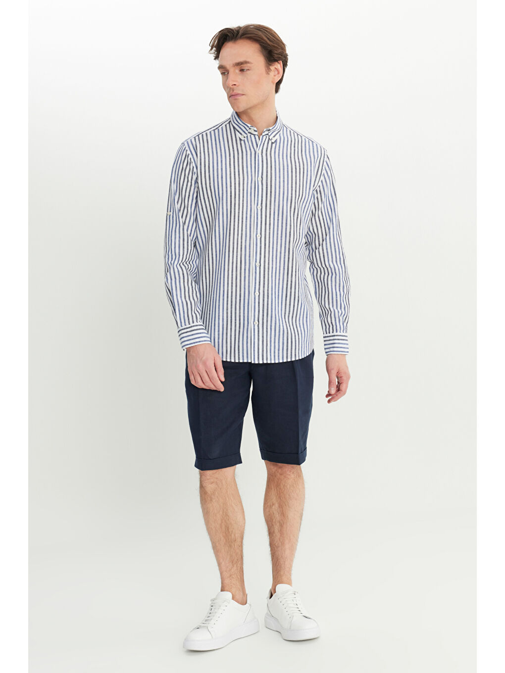 Erkek Beyaz-Lacivert Pamuklu Keten Regular Fit Normal Kesim Düğmeli Yaka Çizgili Gömlek-1
