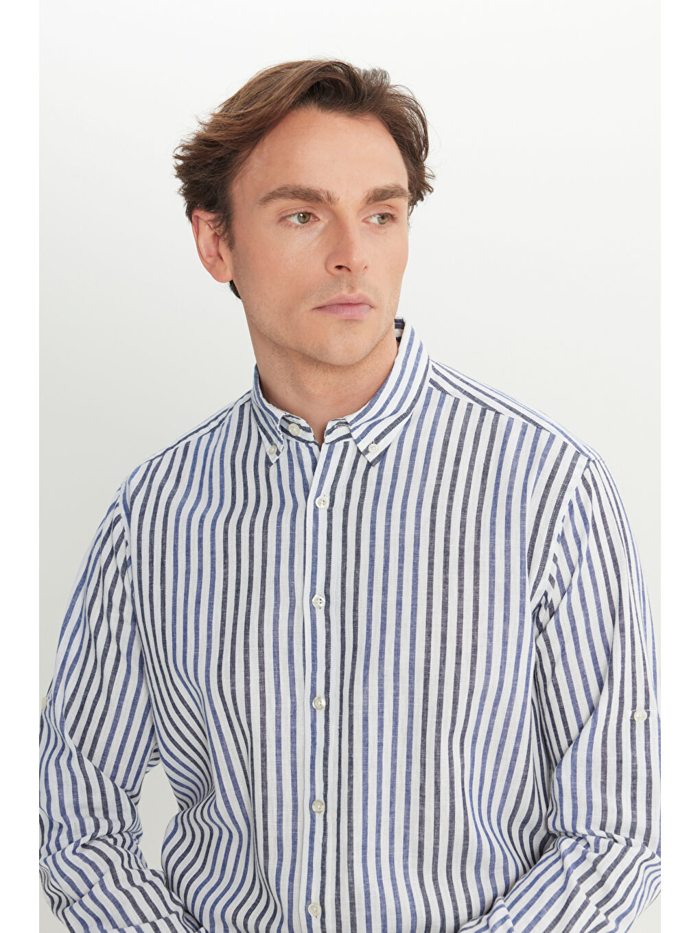 Erkek Beyaz-Lacivert Pamuklu Keten Regular Fit Normal Kesim Düğmeli Yaka Çizgili Gömlek-3