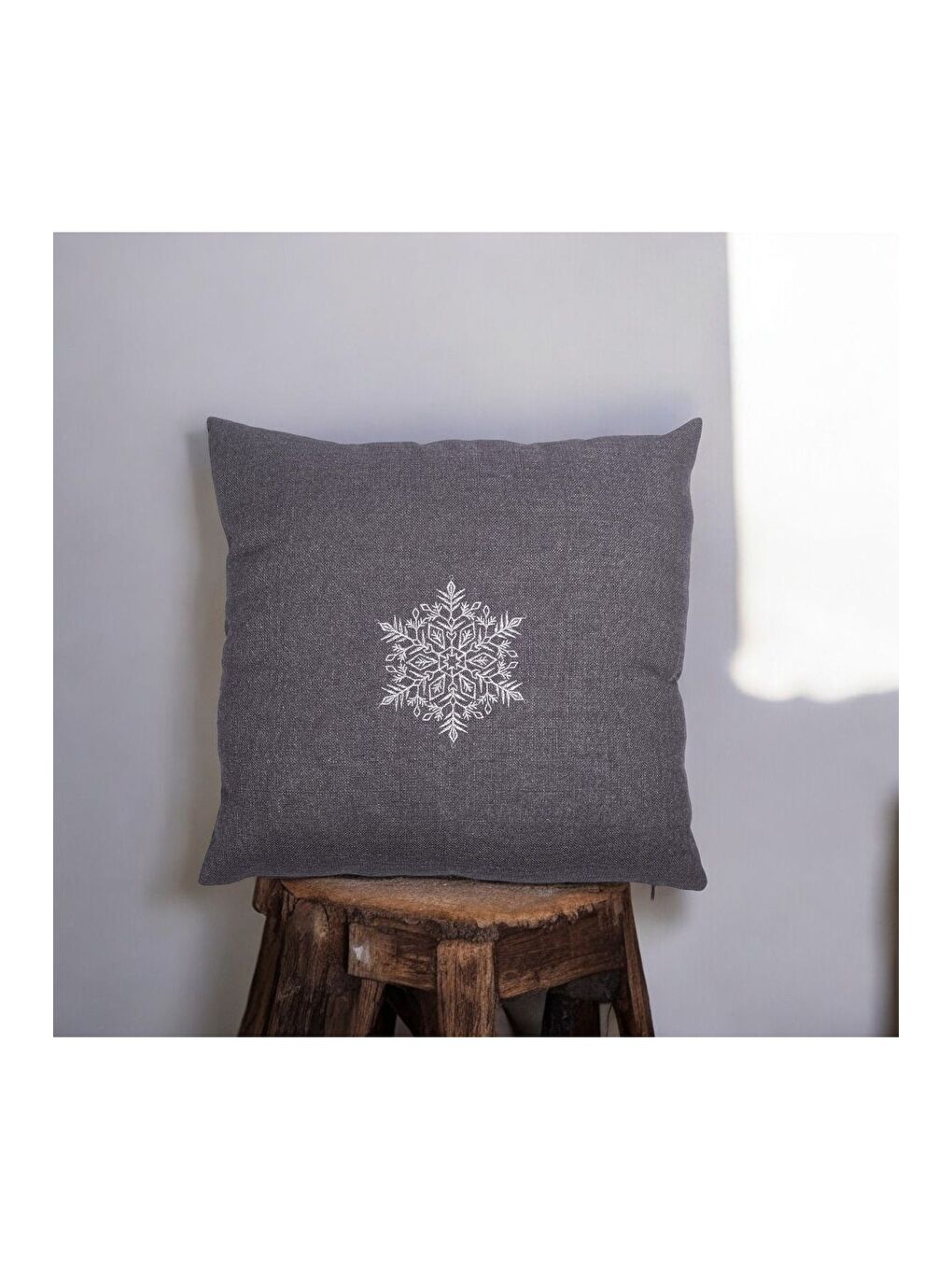 Nakışlı  Yılbaşı Konsepti  Kar Tanesi Desen 45x45 Dekoratif Kırlent Kılıfı Gri-2
