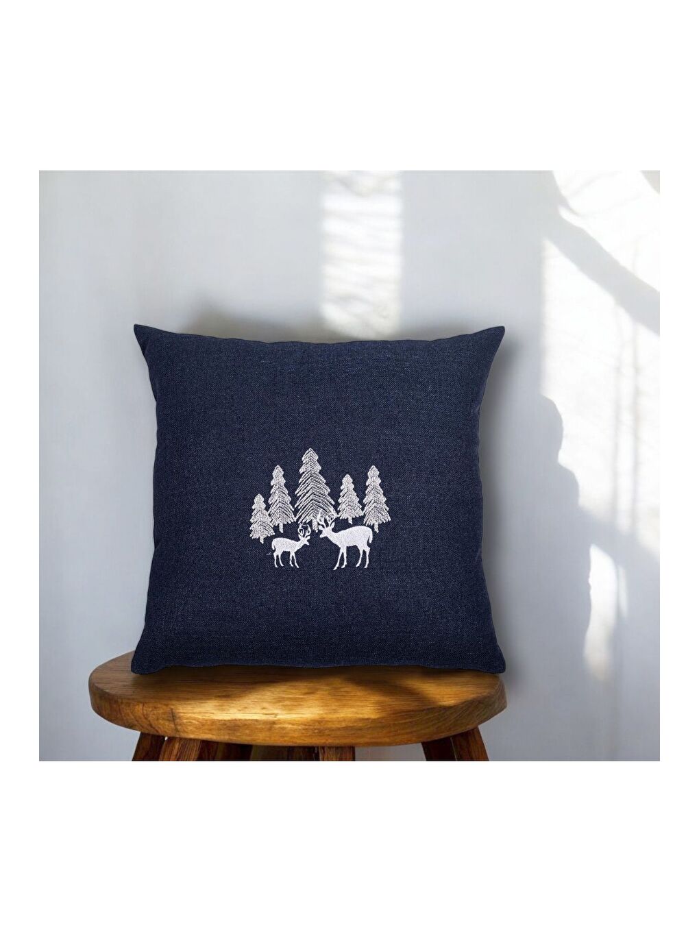 Nakışlı  Yılbaşı konsepti  Ağaç Geyik Desen 45x45 Dekoratif Kırlent Kılıfı Lacivert
