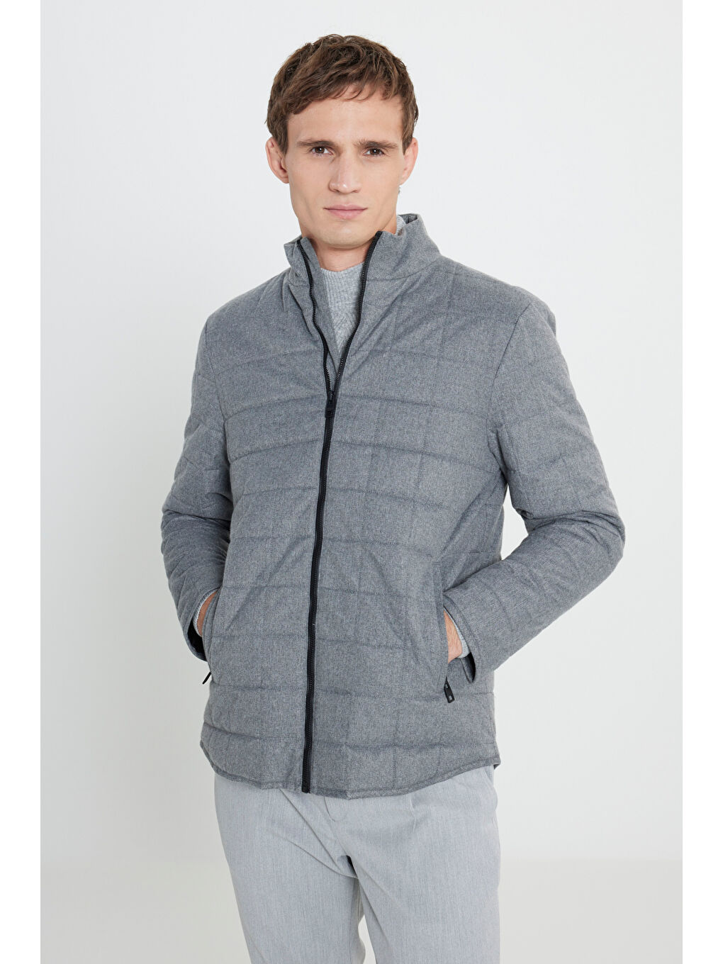 Erkek Gri Standart Fit Normal Kesim Dik Yaka Kapitone Desenli Yan Cepli Şişme Mont