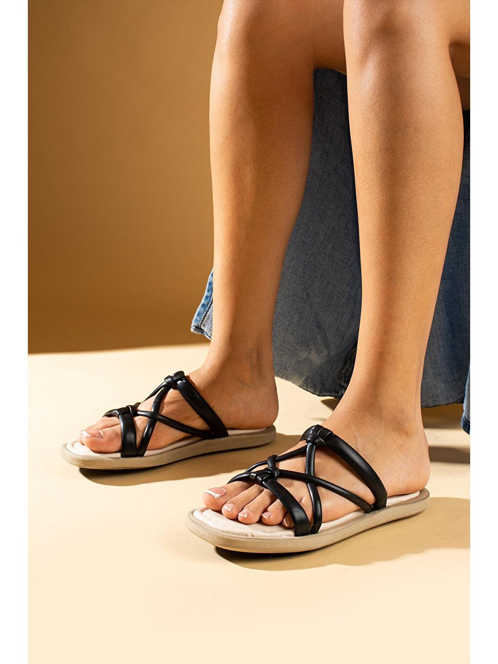 Siyah Çapraz Düğüm Detaylı İnce Bantlı Comfort Taban Kadın Terlik 80-1708-24