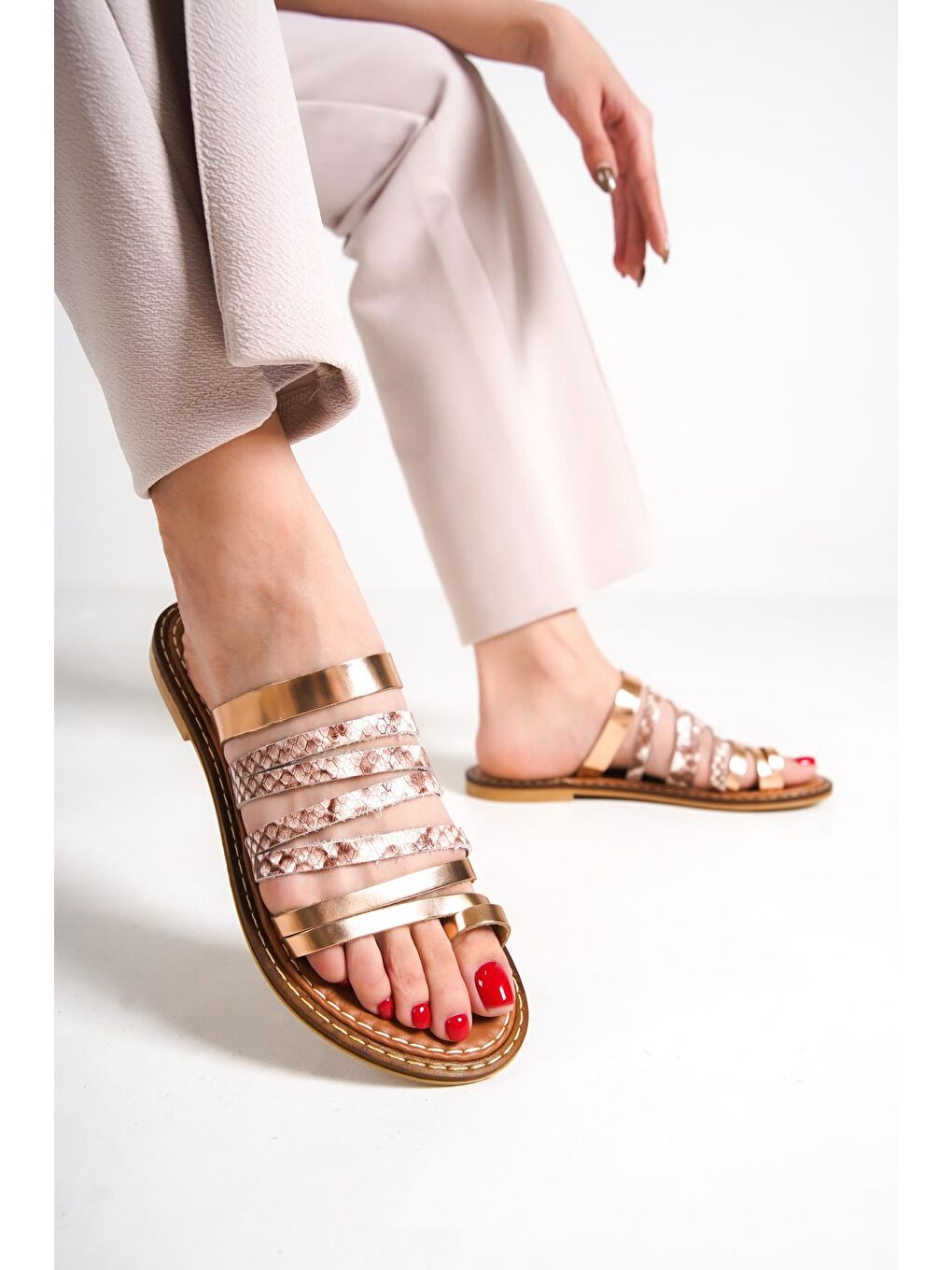 Pembe Baş Parmak Detaylı Bantlı Kadın Terlik