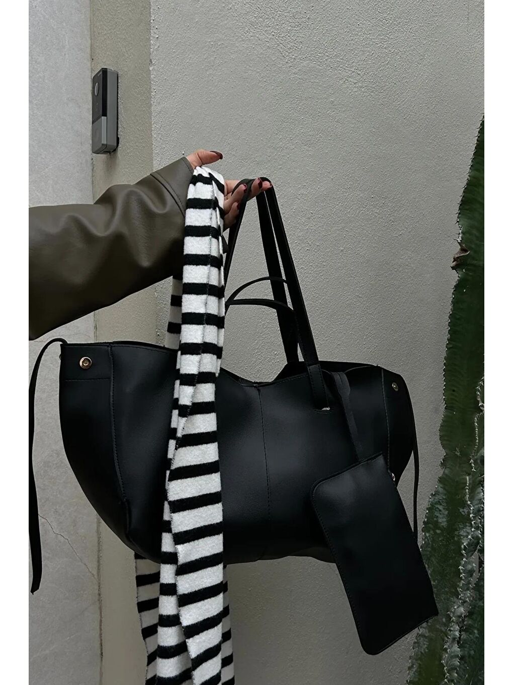 Siyah Rovena Büyük Boy, Mıknatıslı, Ek Cüzdanlı Kadın Omuz Çantası BP-4846O-1