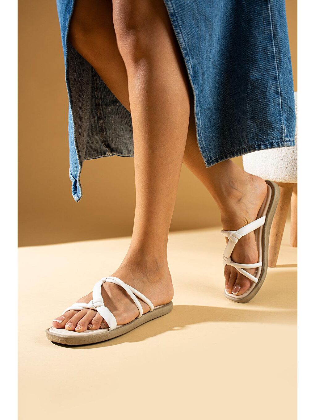 Beyaz Düğüm Detaylı İnce Bantlı Comfort Taban Kadın Terlik 80-1705-24