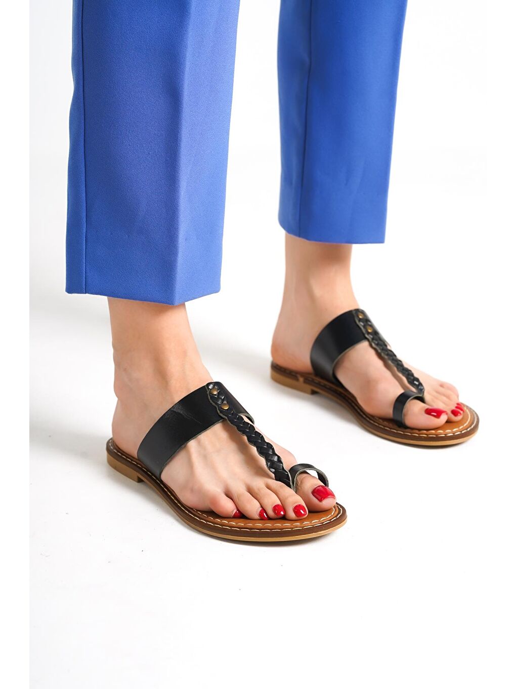 Siyah Parmak Arası Deri Kadın Terlik-4