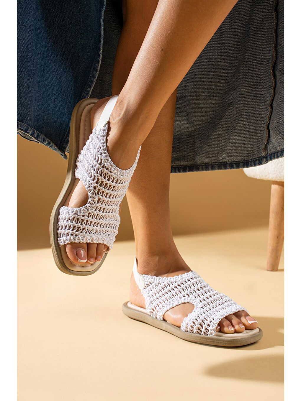 Beyaz İnce Tabanlı Önü Açık Örgü Desenli Lastikli Triko Kadın Sandalet 80-1107-24