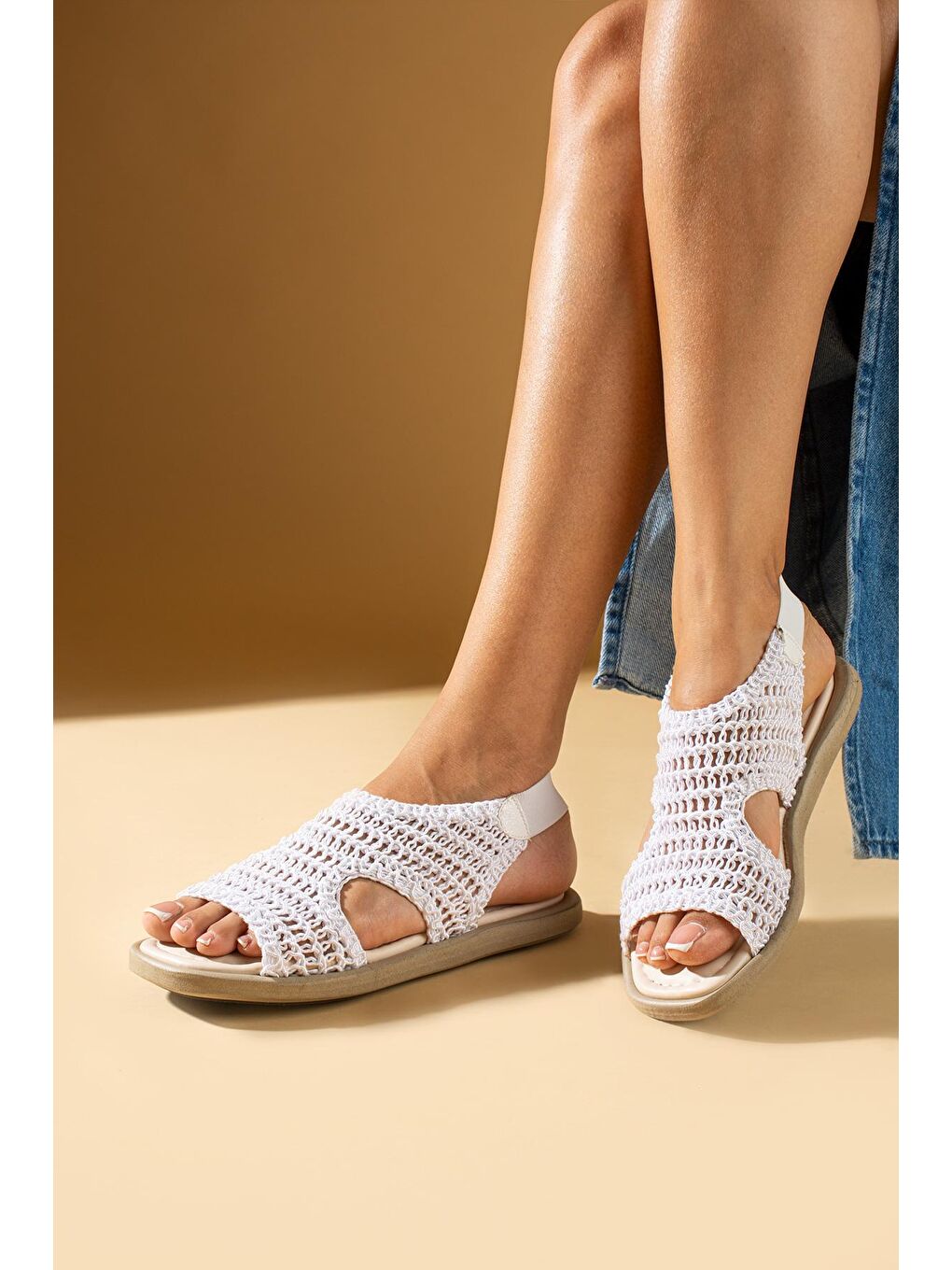 Beyaz İnce Tabanlı Önü Açık Örgü Desenli Lastikli Triko Kadın Sandalet 80-1107-24-1