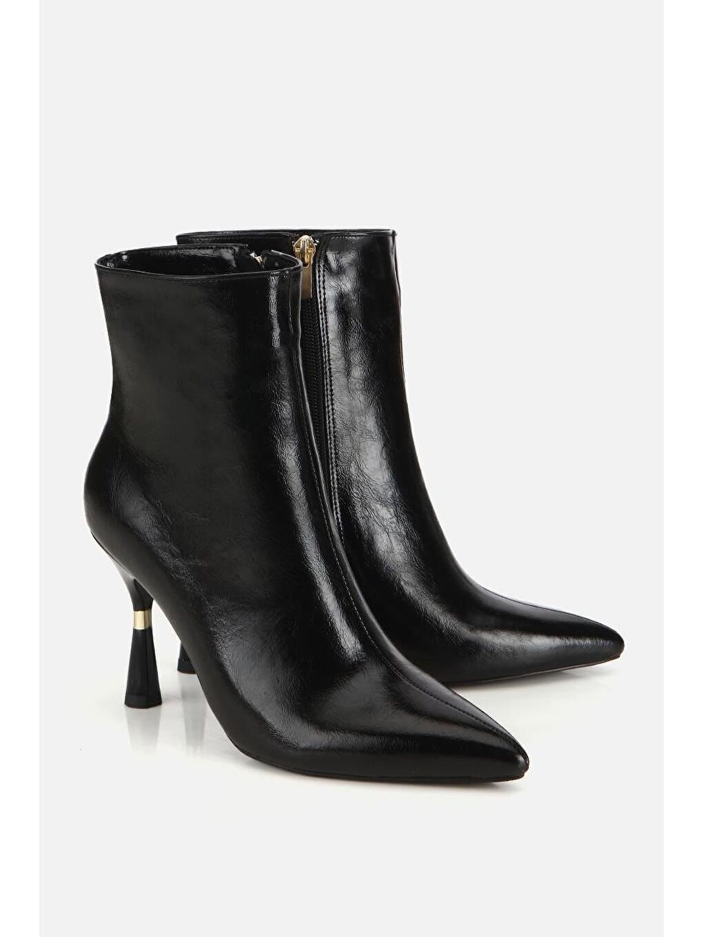 Kadın Siyah Gold Detaylı Sivri Burunlu İnce Topuklu Bot-1