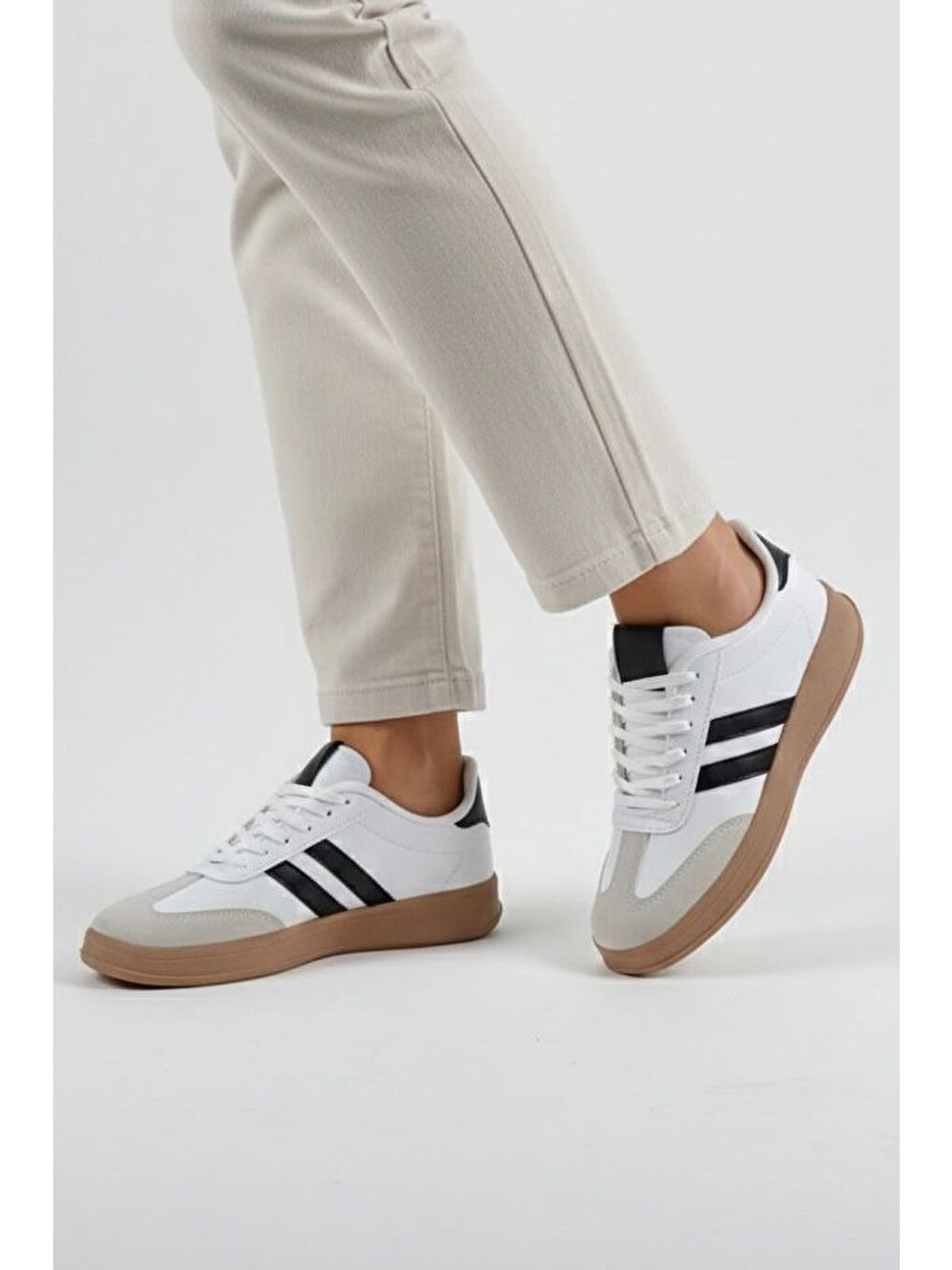 Kadın Beyaz Siyah Süet Detatlı Spor Ayakkabı - 28106-BEYAZ-SIYAH