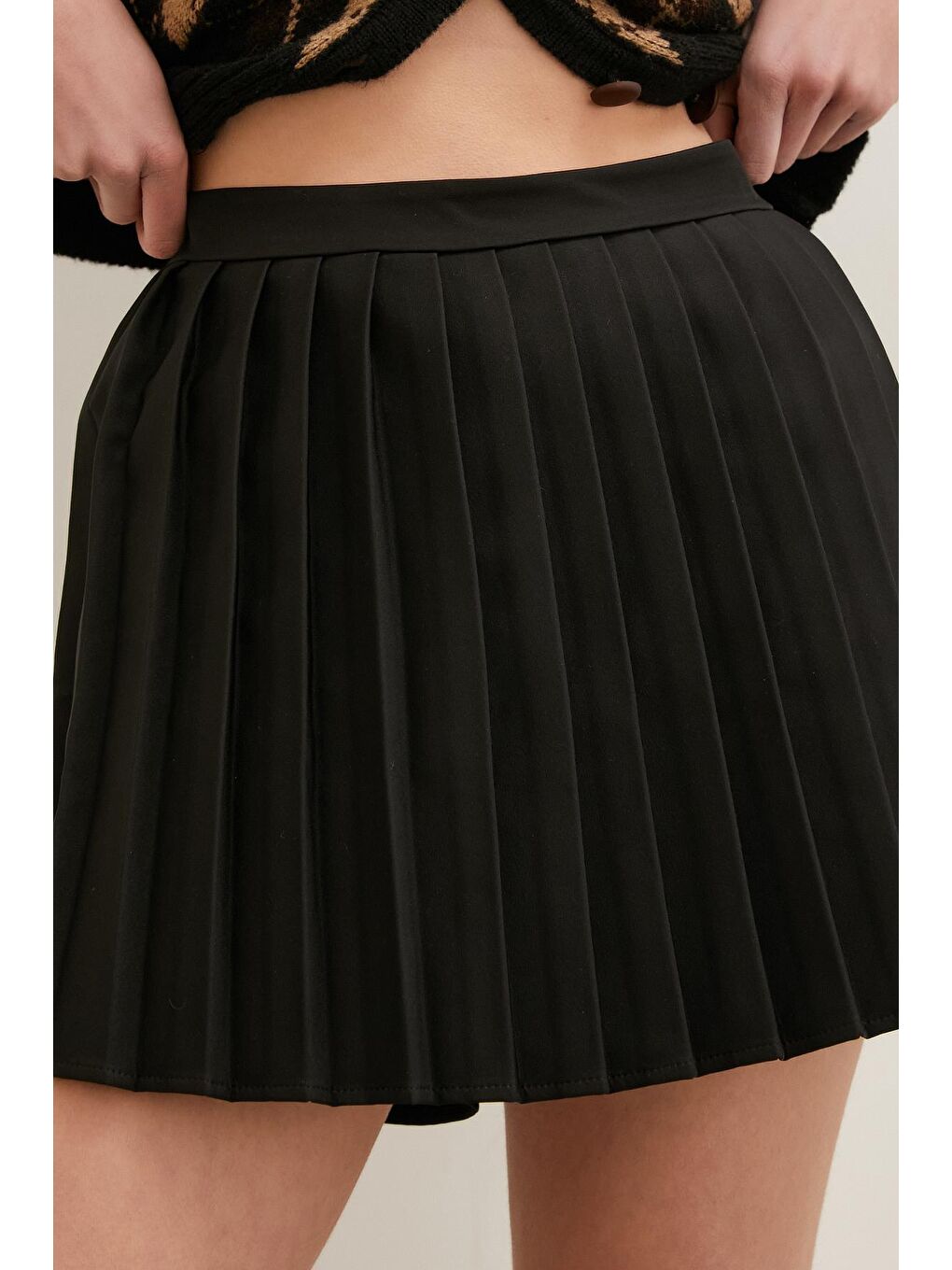 Siyah Piliseli Şort Etek-4