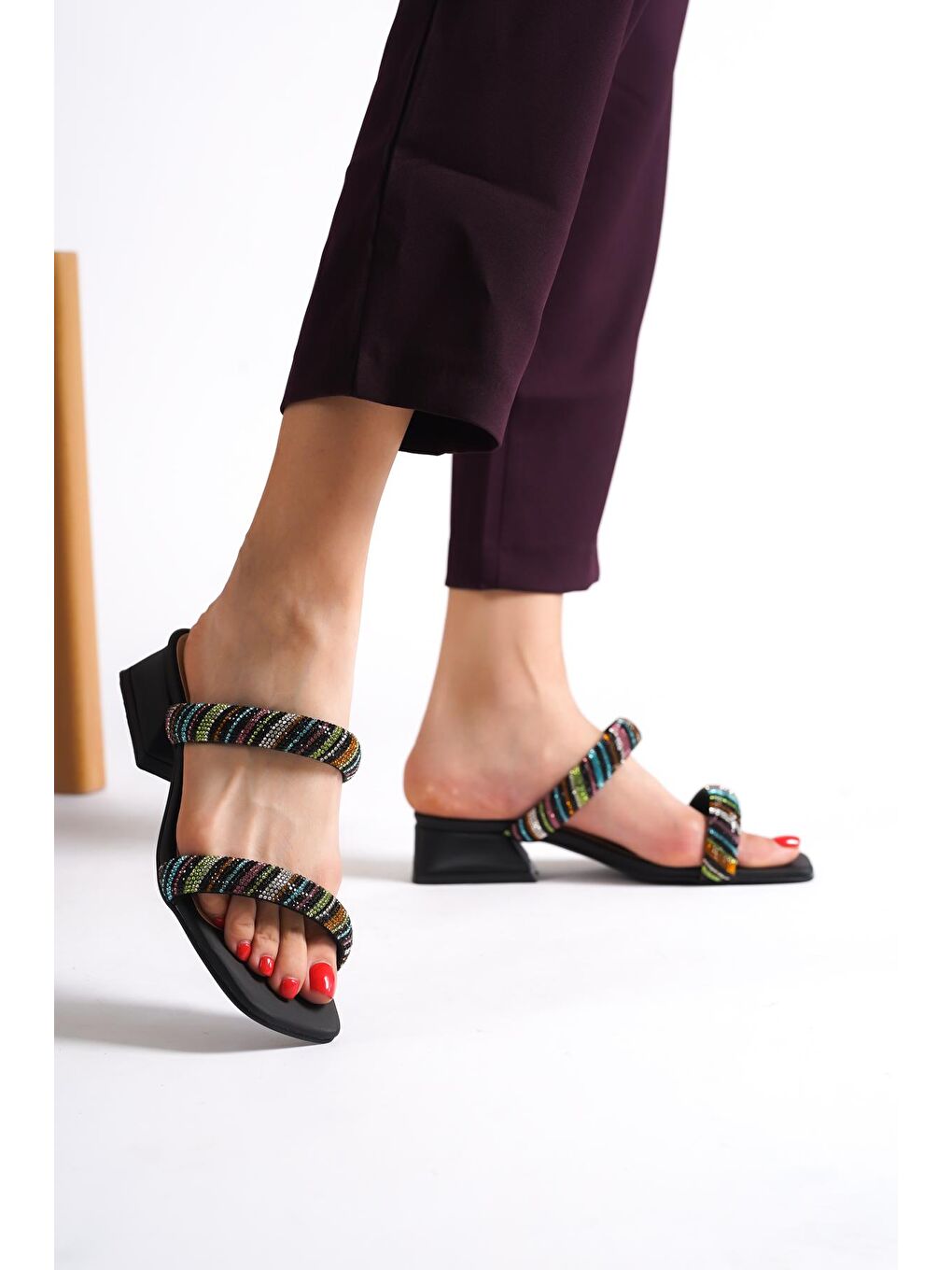 Siyah Kısa Topuklu Taşlı Bantlı Küt Burunlu Kadın Terlik-4