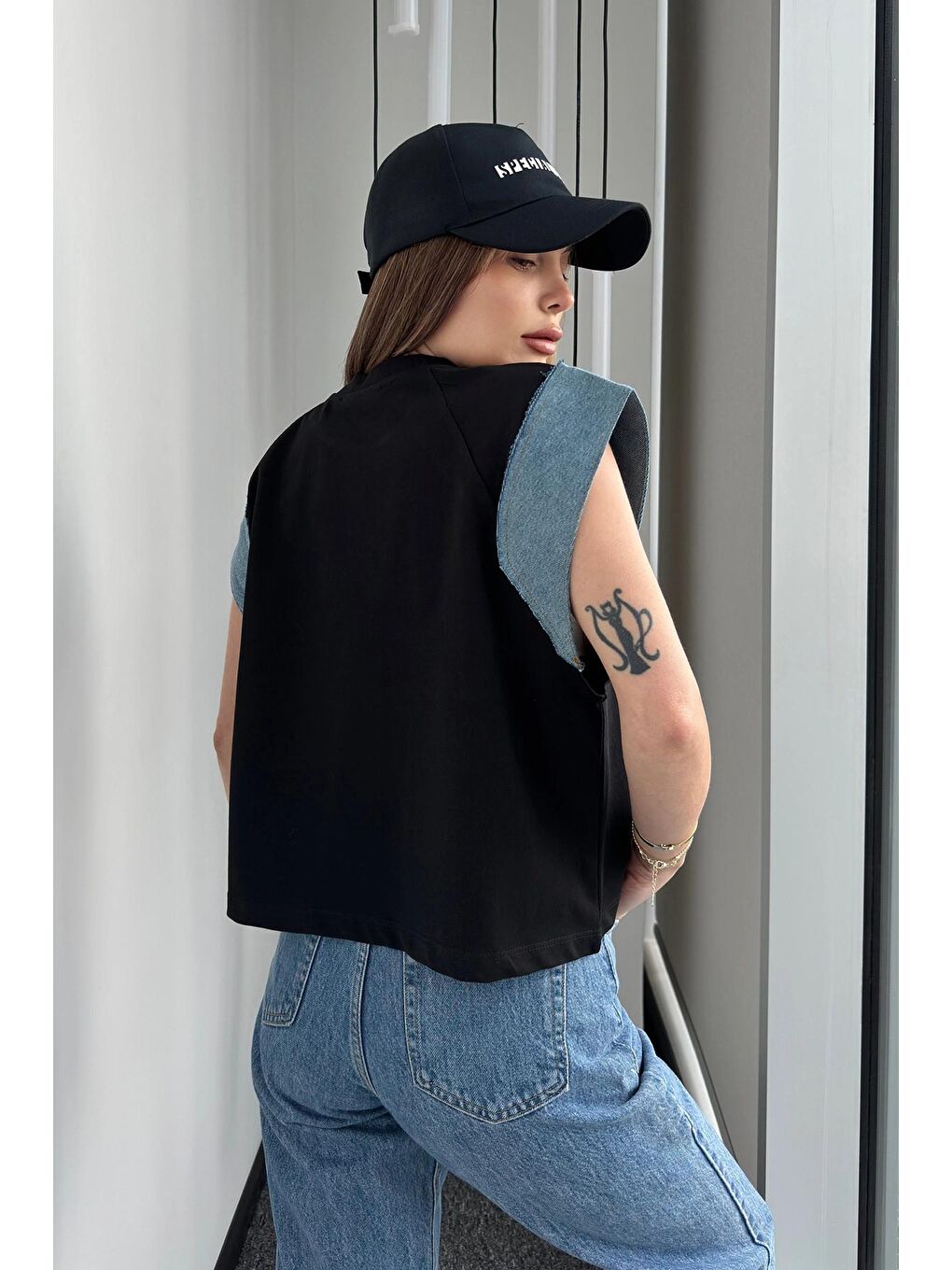 Siyah Yuvarlak Yaka Sıfır Kol Detaylı Pamuklu Tişört-1