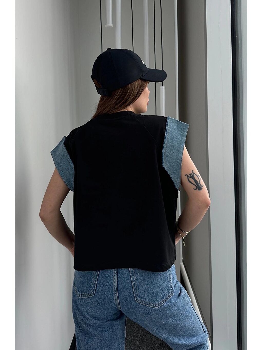 Siyah Yuvarlak Yaka Sıfır Kol Detaylı Pamuklu Tişört-2