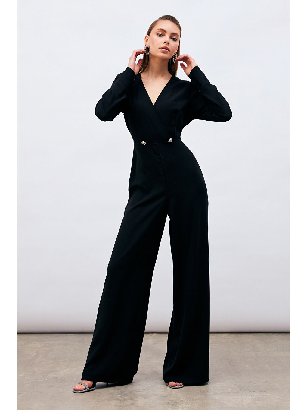 Kruvaze Süs Taşlı Krep Tulum - Siyah