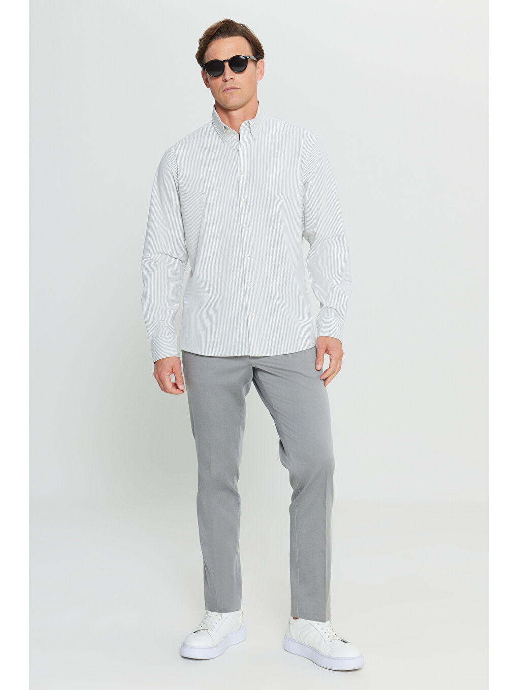 Erkek Gri-Beyaz Comfort Fit Rahat Kesim Düğmeli Yaka Çizgili Cepli Esnek Gömlek-1