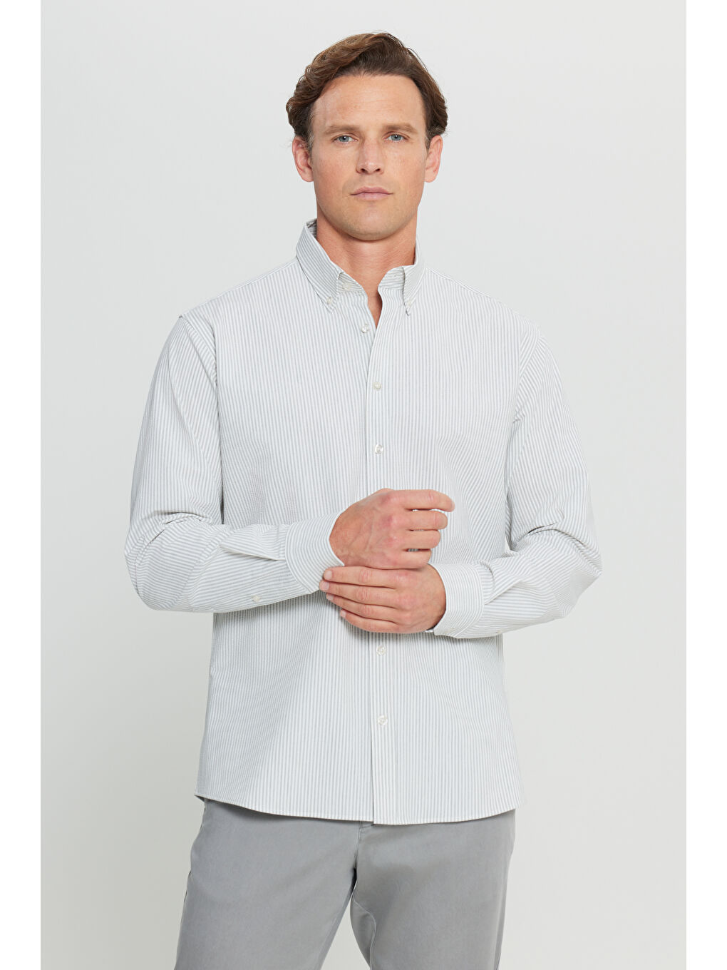 Erkek Gri-Beyaz Comfort Fit Rahat Kesim Düğmeli Yaka Çizgili Cepli Esnek Gömlek-2