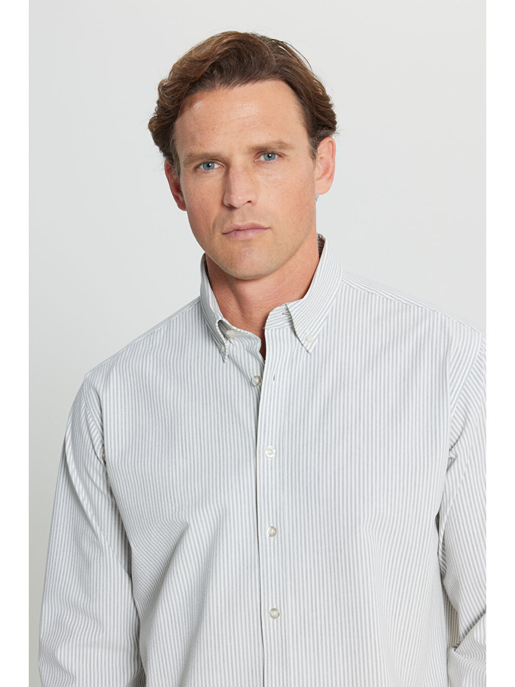 Erkek Gri-Beyaz Comfort Fit Rahat Kesim Düğmeli Yaka Çizgili Cepli Esnek Gömlek-4