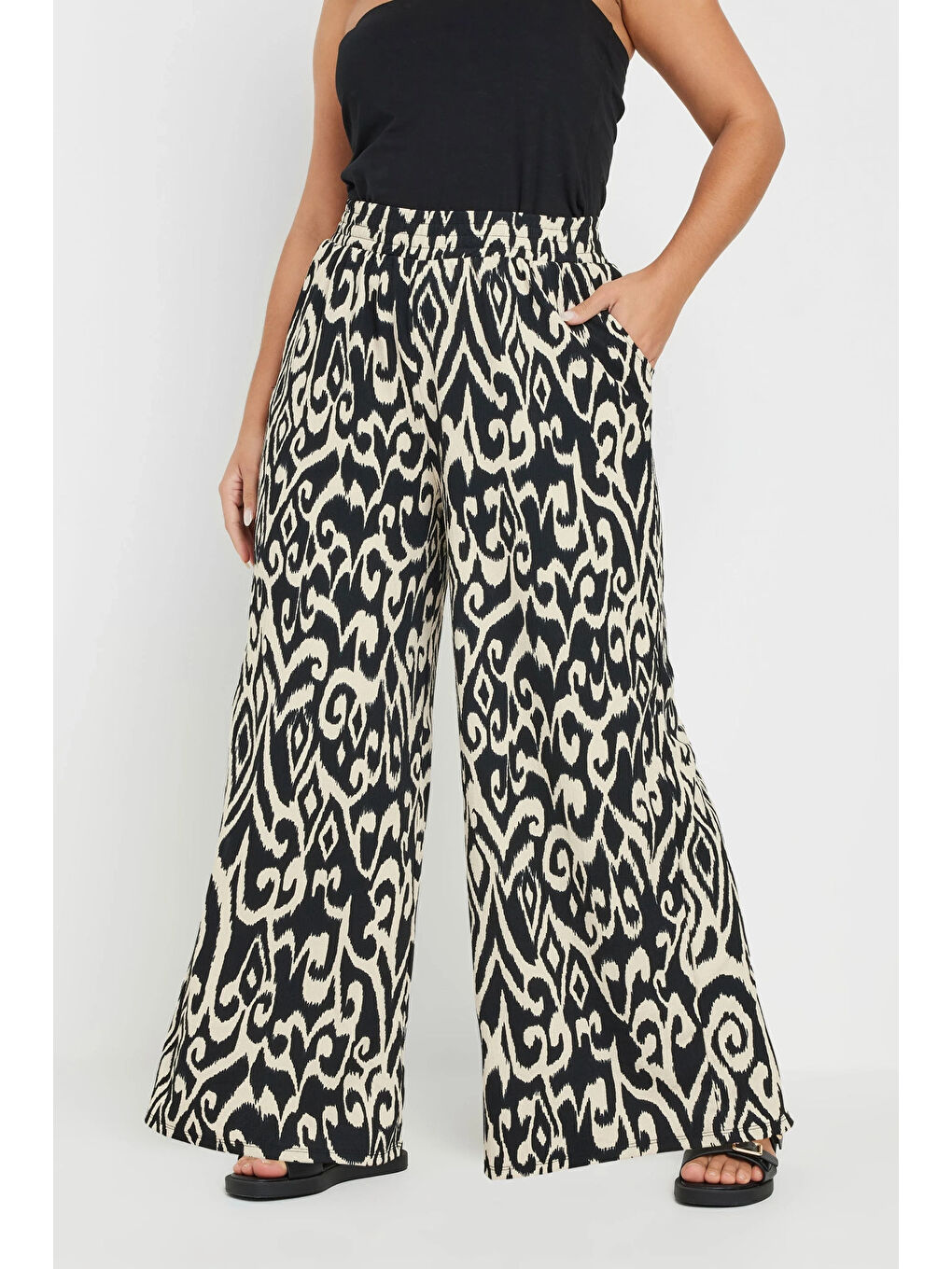 Siyah Büyük Beden Beli Lastikli Cepli Bol Paça Bilek Boy Pantolon 303653-1