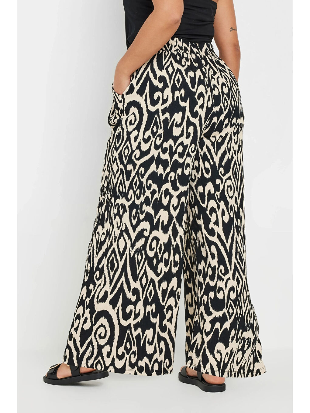 Siyah Büyük Beden Beli Lastikli Cepli Bol Paça Bilek Boy Pantolon 303653-3