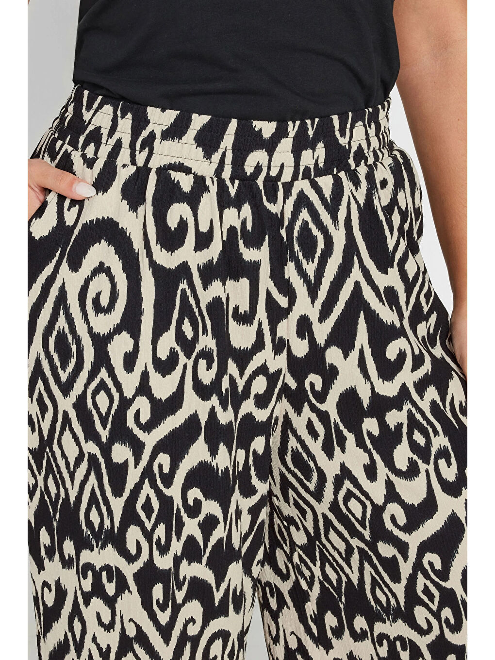 Siyah Büyük Beden Beli Lastikli Cepli Bol Paça Bilek Boy Pantolon 303653-4