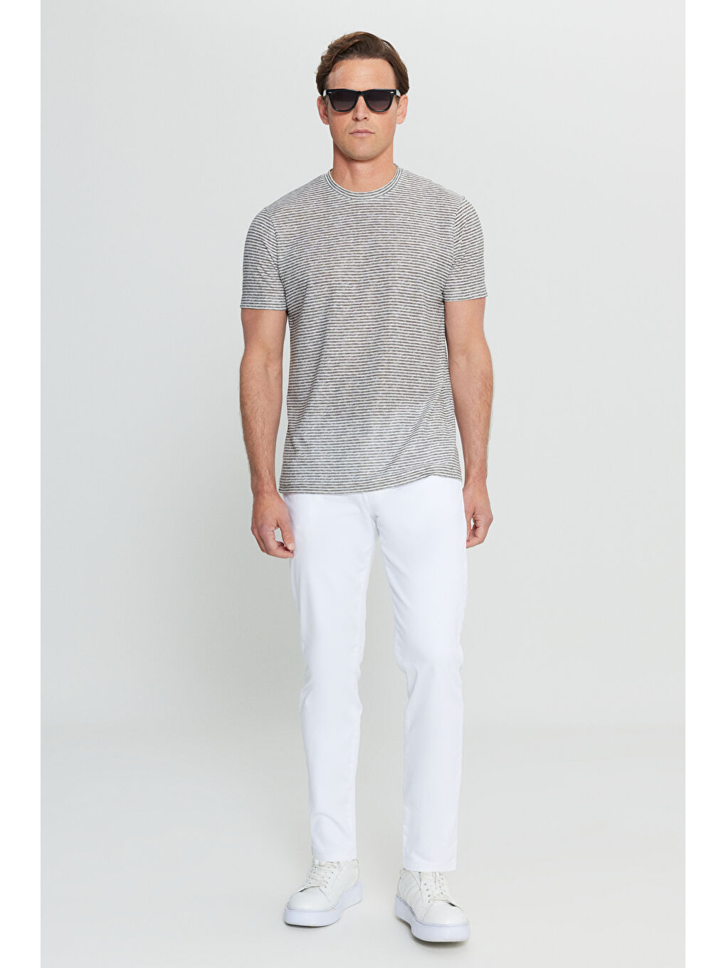 Erkek Beyaz-Gri Pamuklu Slim Fit Dar Kesim Bisiklet Yaka Çizgili Tişört-1