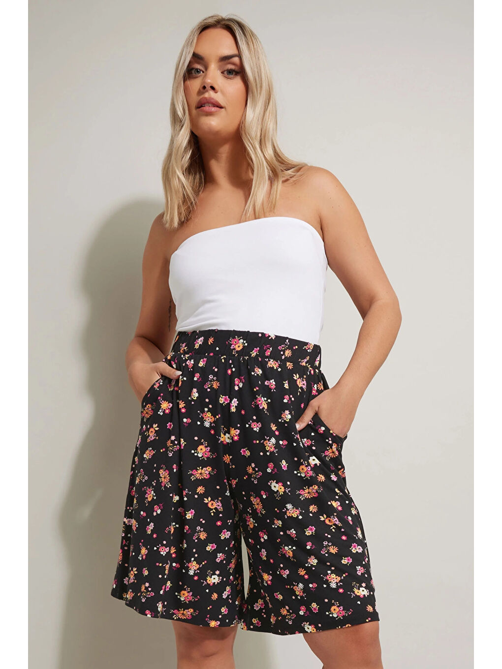 Karışık Büyük Beden Beli Lastikli Desenli Bol Kesim Elastanlı Cepli Şort 145291-1