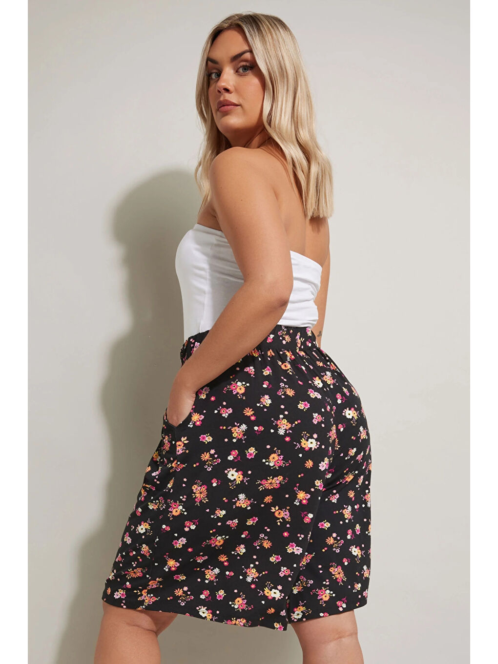 Karışık Büyük Beden Beli Lastikli Desenli Bol Kesim Elastanlı Cepli Şort 145291-4