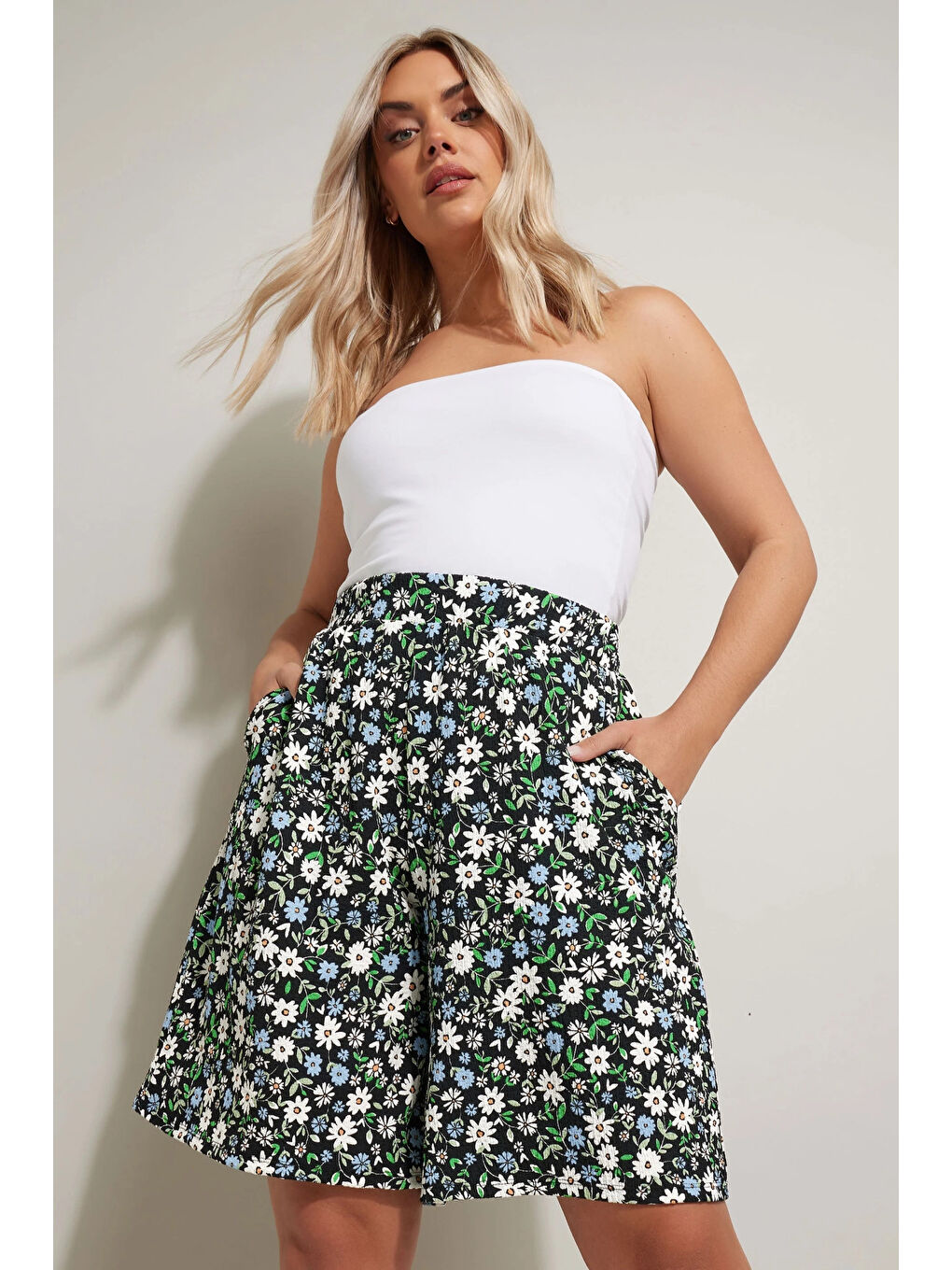 Karışık Büyük Beden Beli Lastikli Desenli Bol Kesim Elastanlı Cepli Şort 145288-1