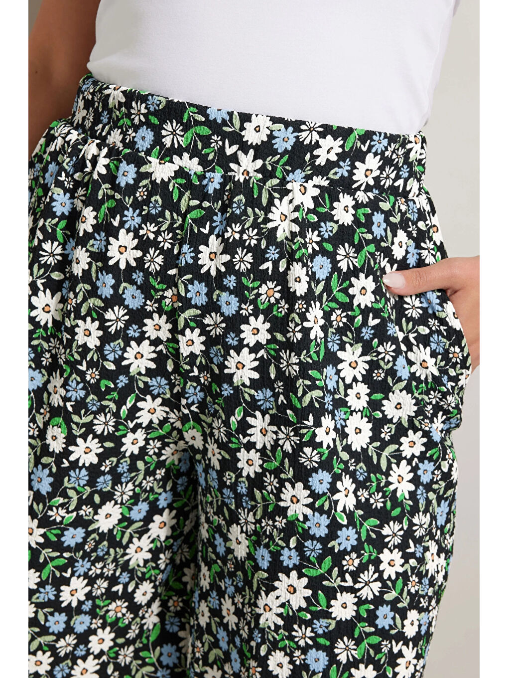 Karışık Büyük Beden Beli Lastikli Desenli Bol Kesim Elastanlı Cepli Şort 145288-3