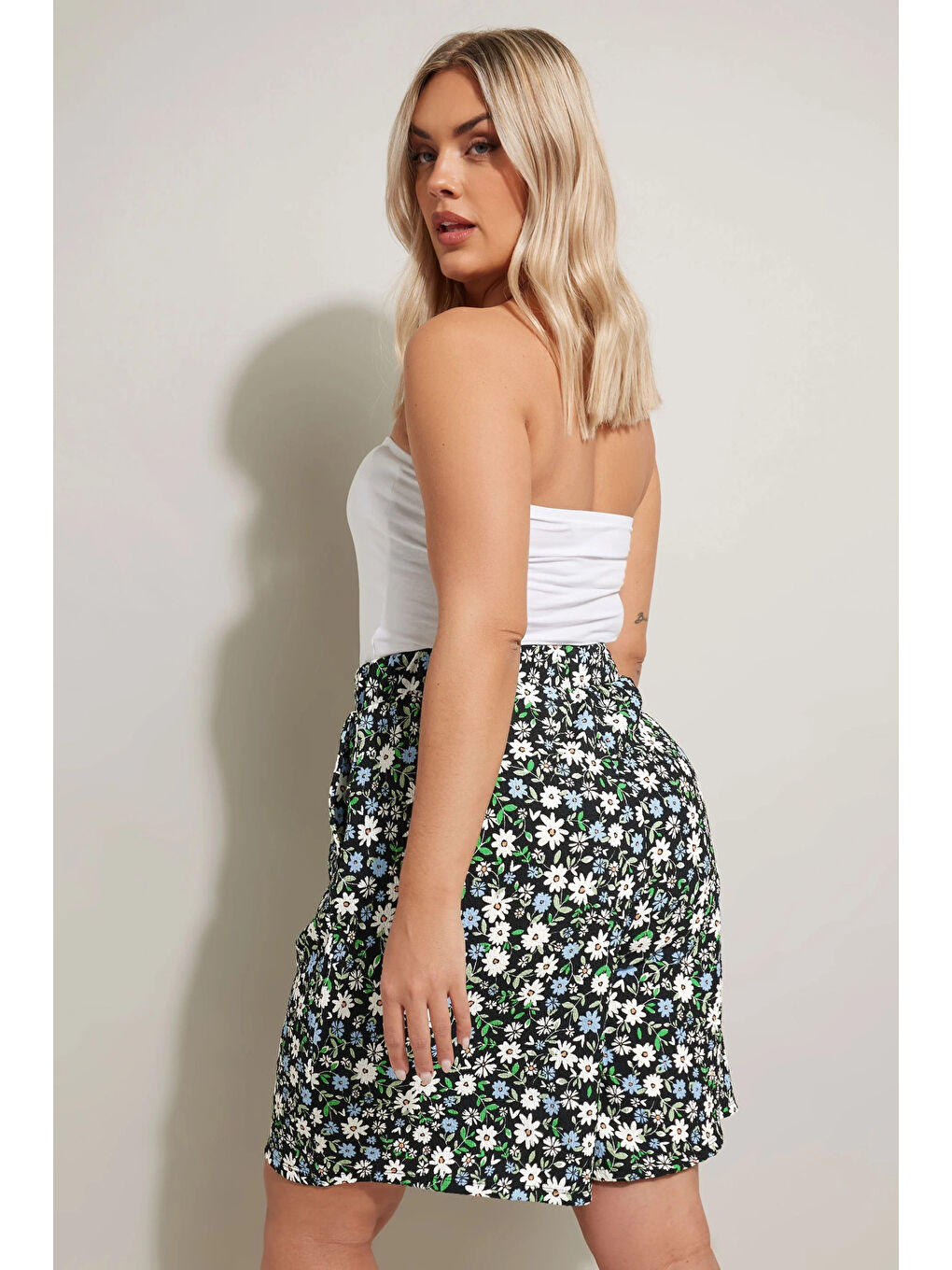 Karışık Büyük Beden Beli Lastikli Desenli Bol Kesim Elastanlı Cepli Şort 145288-4