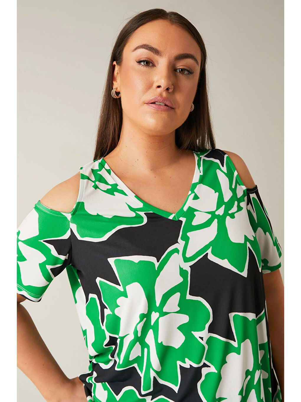 Yeşil Büyük Beden Açık Omuz Detaylı V Yaka Kısa Kollu Desenli Bluz 615404-1