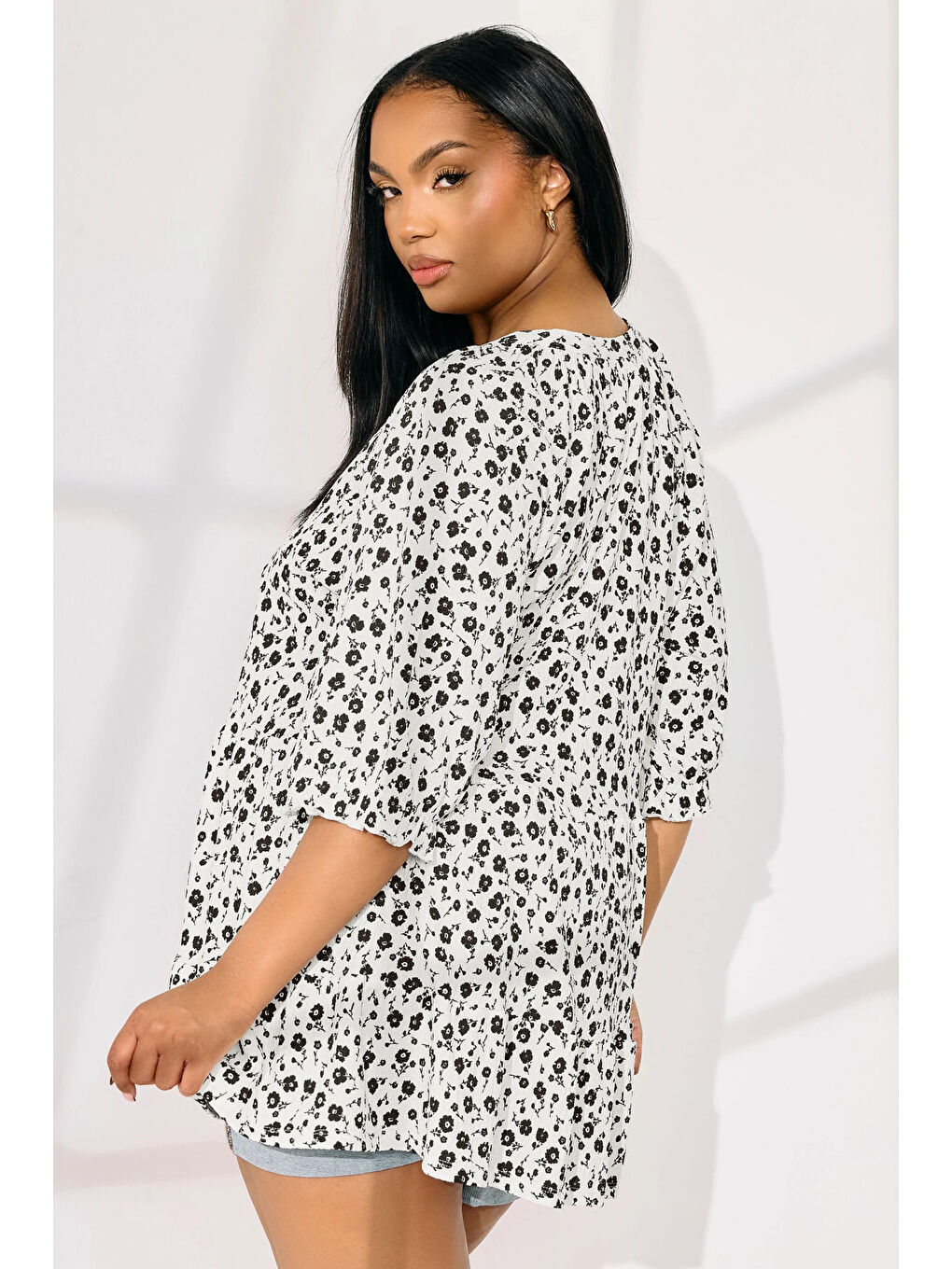 Beyaz Büyük Beden Yarım Kollu V Yaka Eteği Fırfırlı Desenli Bluz 322572-1