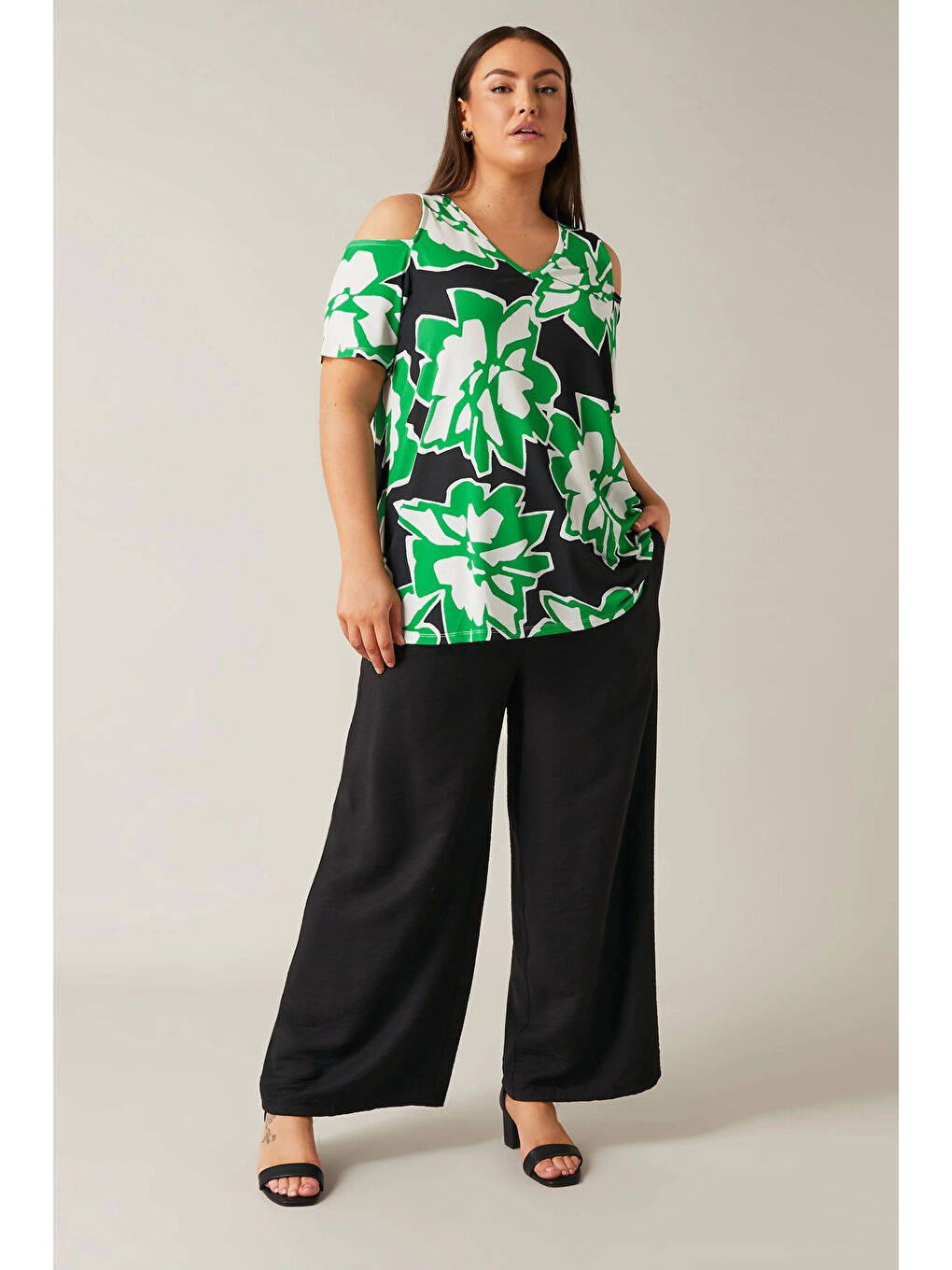 Yeşil Büyük Beden Açık Omuz Detaylı V Yaka Kısa Kollu Desenli Bluz 615404-3