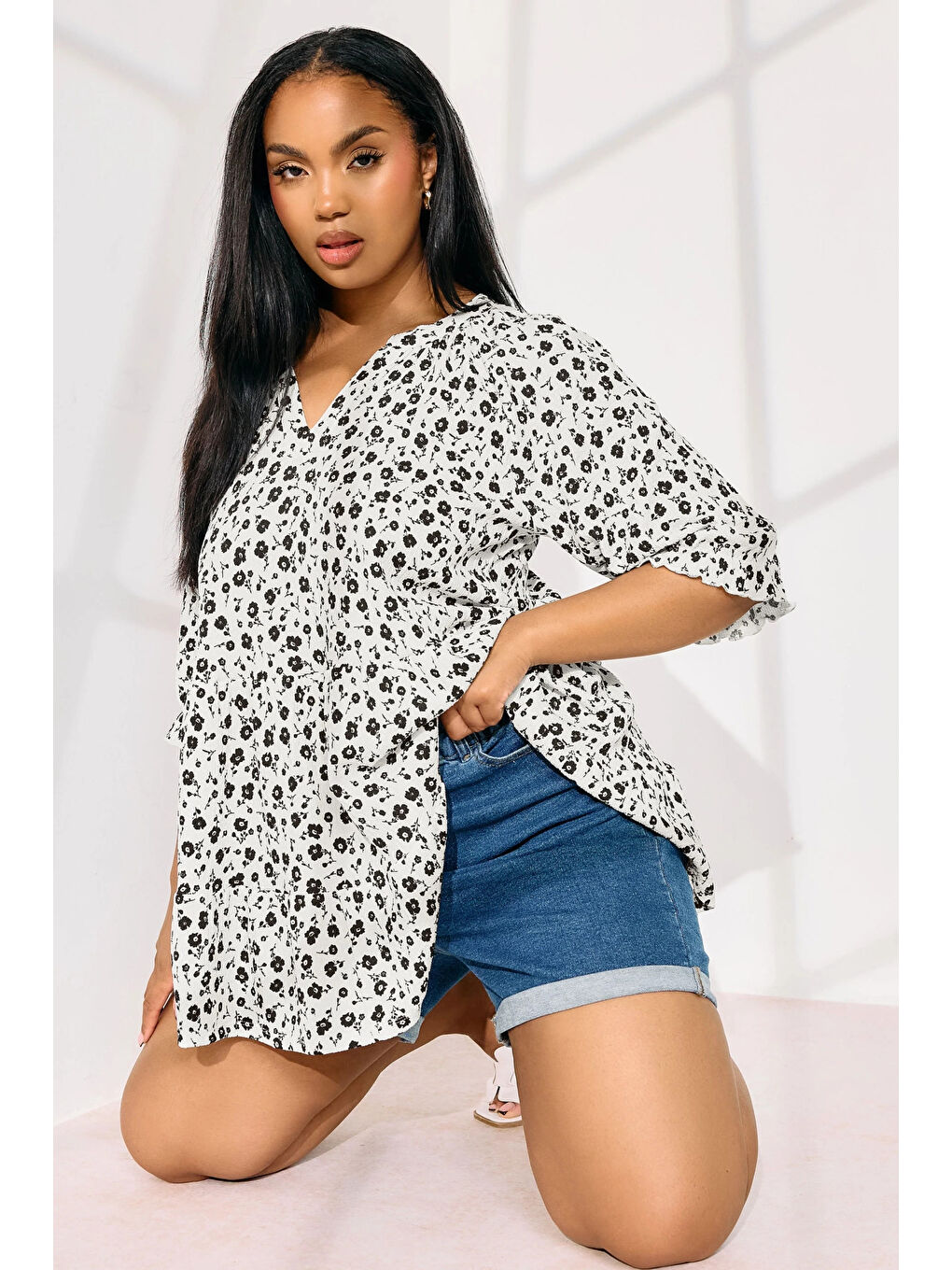 Beyaz Büyük Beden Yarım Kollu V Yaka Eteği Fırfırlı Desenli Bluz 322572-2