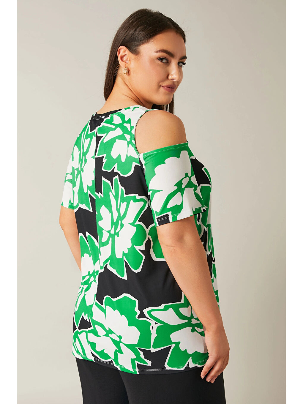 Yeşil Büyük Beden Açık Omuz Detaylı V Yaka Kısa Kollu Desenli Bluz 615404-4