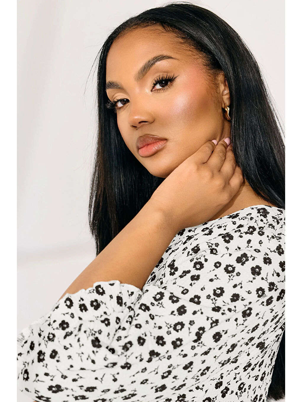 Beyaz Büyük Beden Yarım Kollu V Yaka Eteği Fırfırlı Desenli Bluz 322572-4