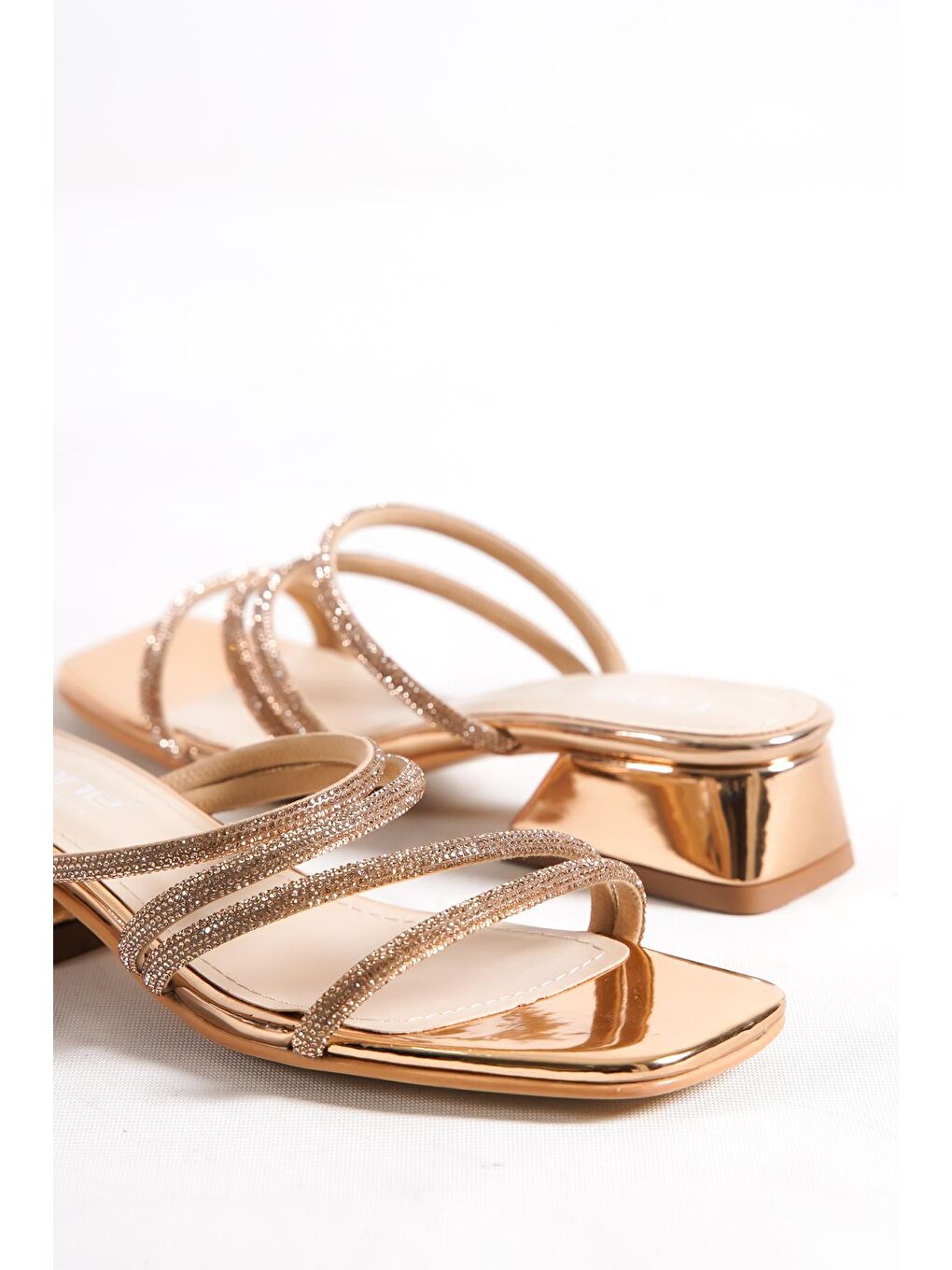 Pembe Küt Burunlu Taşlı Bantlı Kısa Topuklu Ayna Kumaş Kadın Terlik