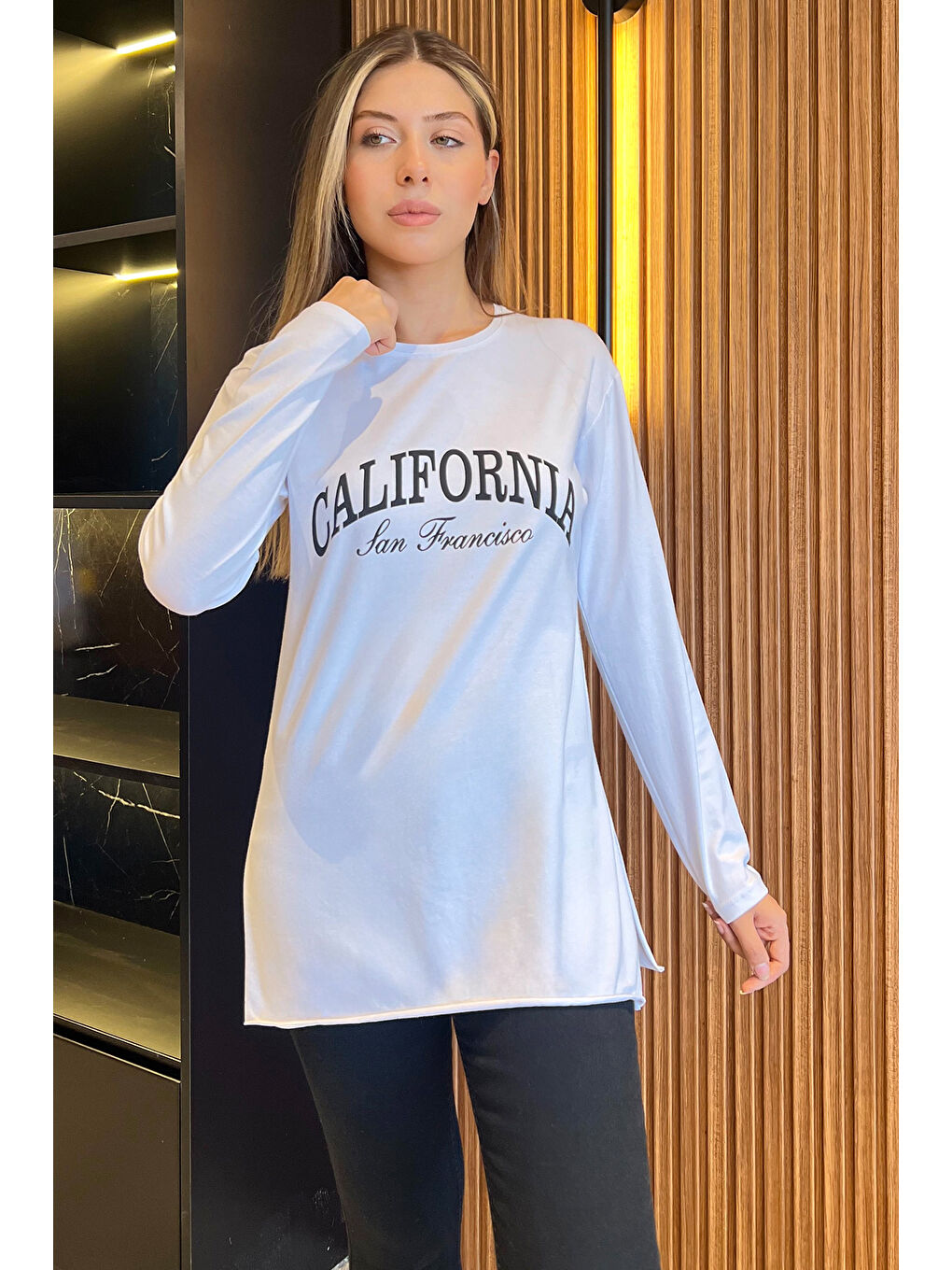 GÜLSELİ Beyaz California Baskılı Bisiklet Yaka Yan Yırtmaçlı Penye Sweatshirt