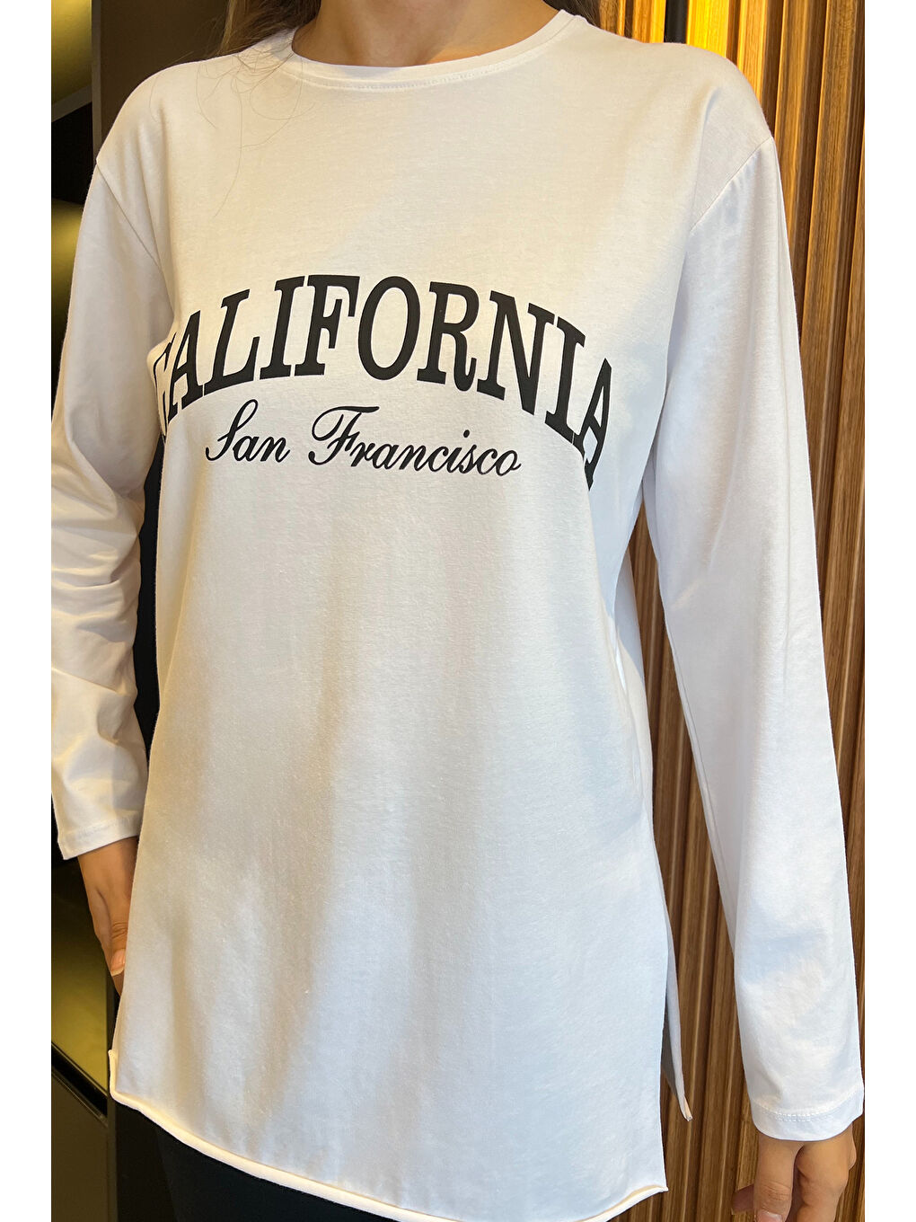 GÜLSELİ Beyaz California Baskılı Bisiklet Yaka Yan Yırtmaçlı Penye Sweatshirt - 3