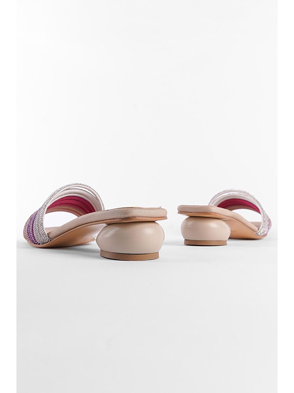 Bej Kısa Topuklu Taşlı Bantlı Küt Burunlu Kadın Terlik-2