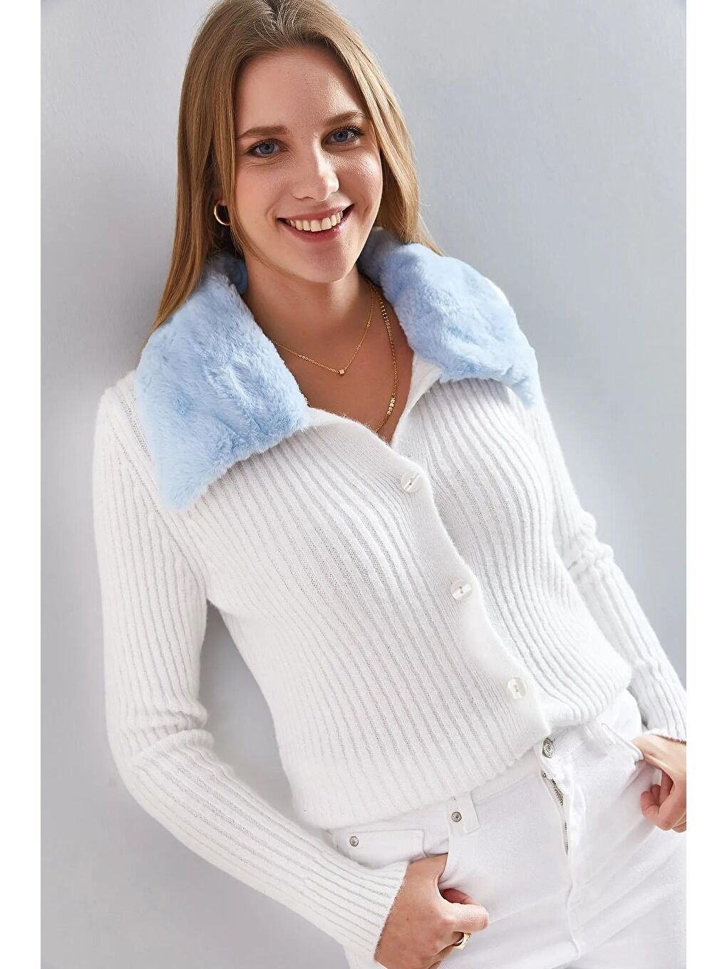 Ekru Kadın Yakası Kürklü  Triko Hırka