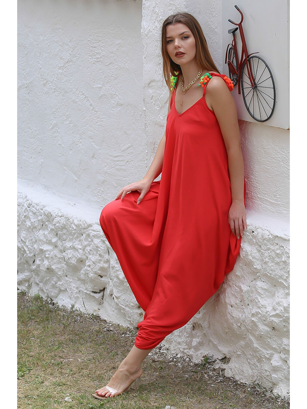 Kırmızı V Yaka Askılı Cepli Ponponlu Dokuma Oversize Şalvar Paça Casual Tulum-1