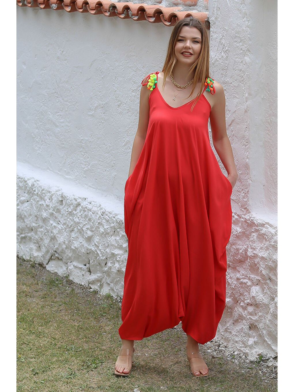 Kırmızı V Yaka Askılı Cepli Ponponlu Dokuma Oversize Şalvar Paça Casual Tulum-2