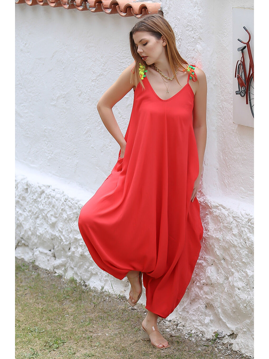 Kırmızı V Yaka Askılı Cepli Ponponlu Dokuma Oversize Şalvar Paça Casual Tulum-3