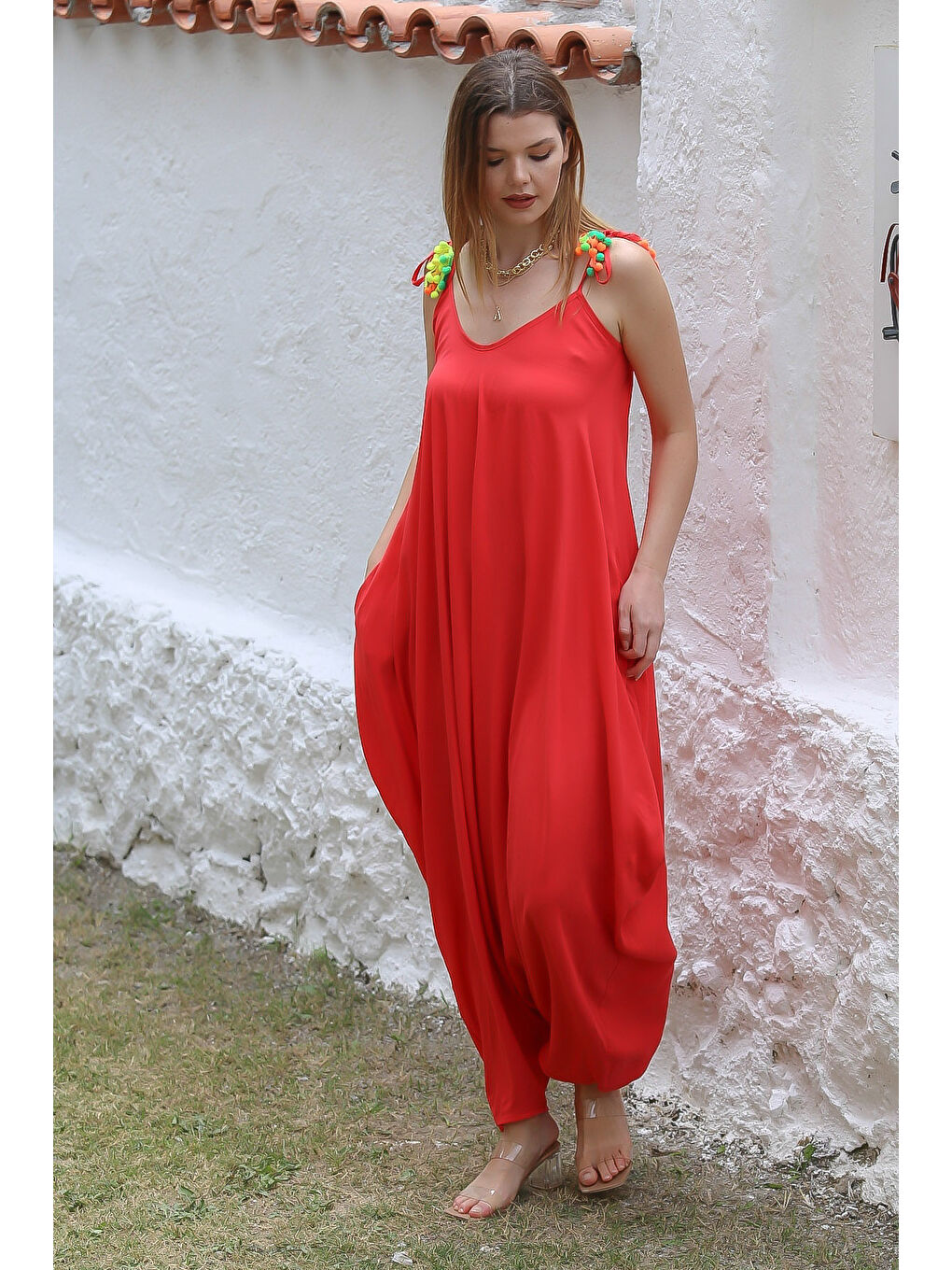 Kırmızı V Yaka Askılı Cepli Ponponlu Dokuma Oversize Şalvar Paça Casual Tulum-4