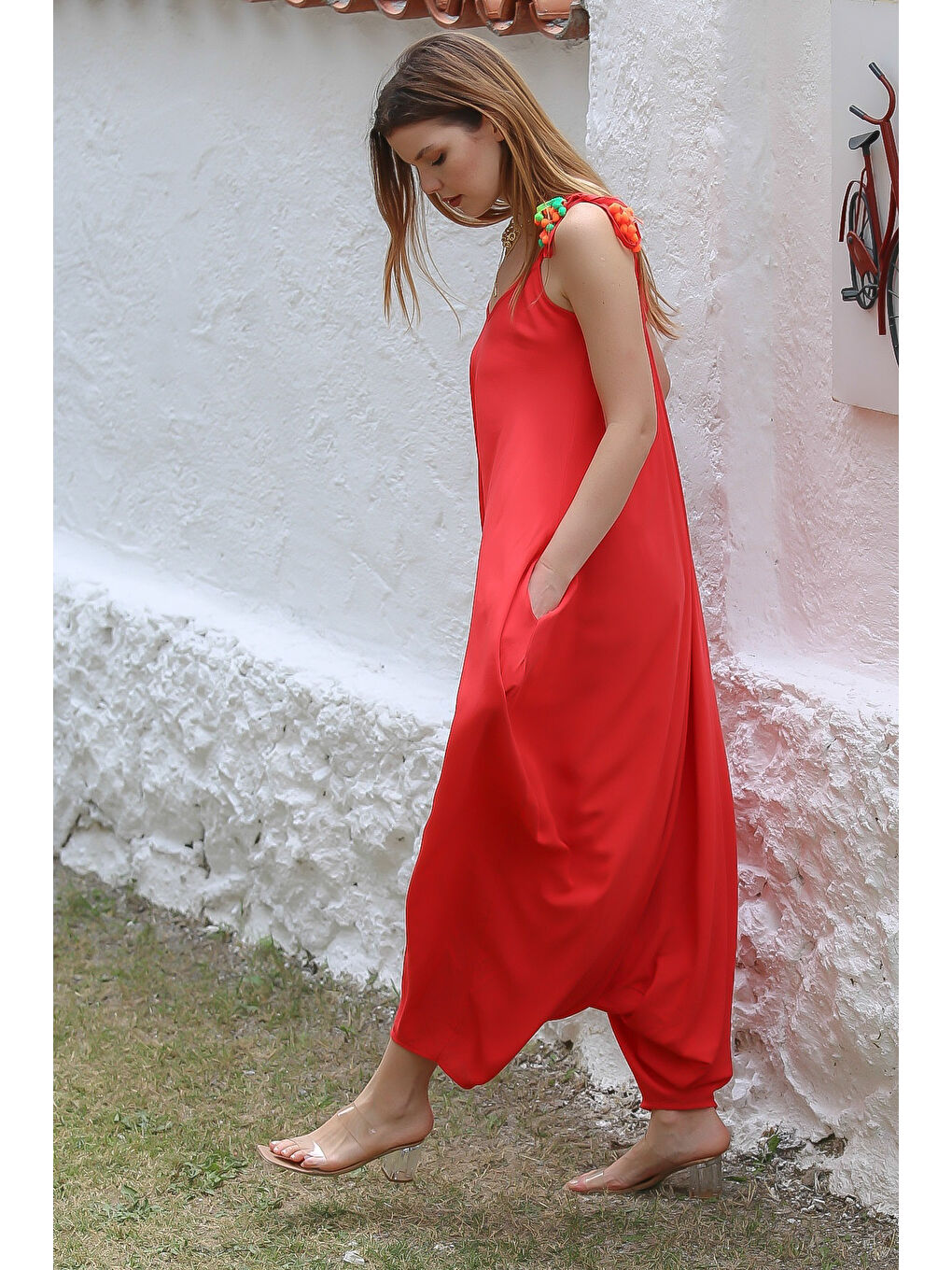 Kırmızı V Yaka Askılı Cepli Ponponlu Dokuma Oversize Şalvar Paça Casual Tulum-5