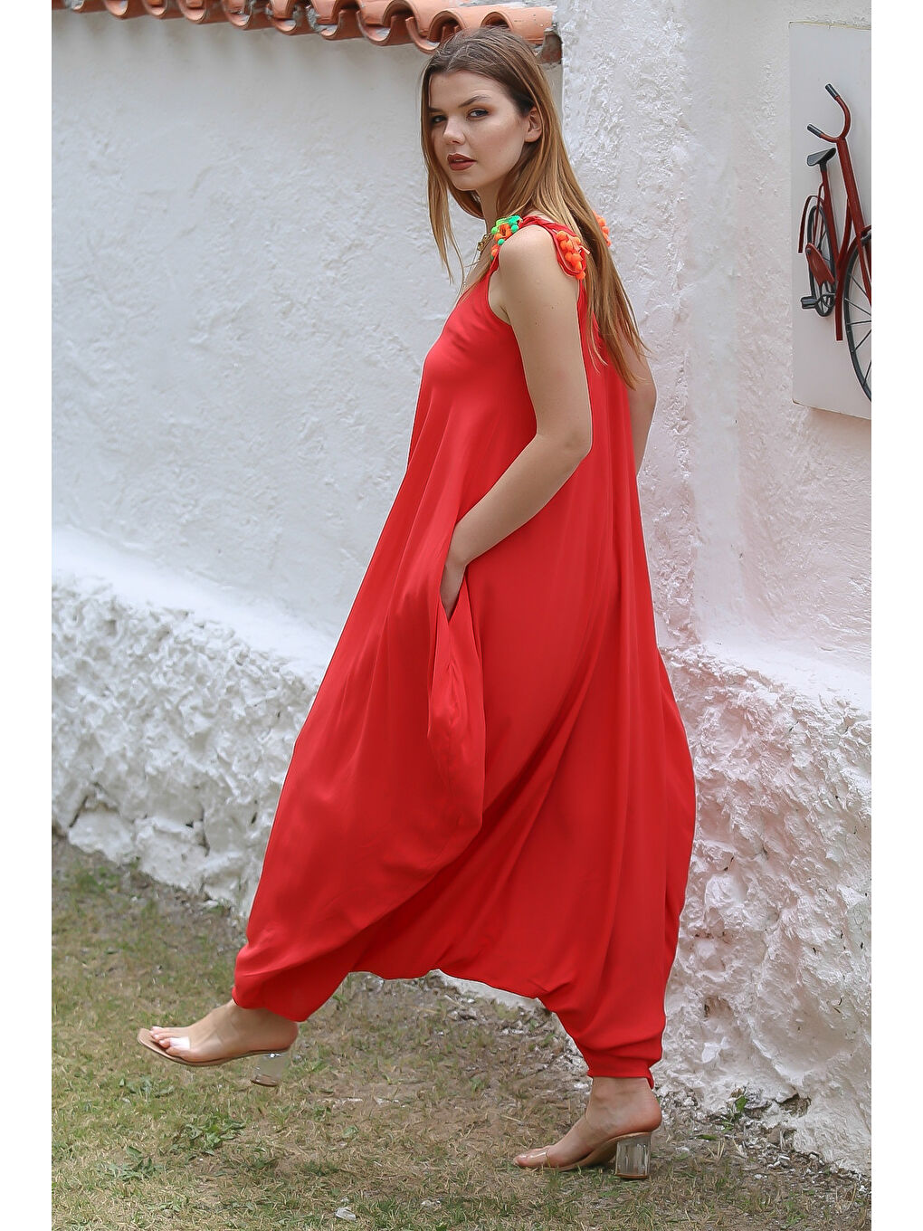 Kırmızı V Yaka Askılı Cepli Ponponlu Dokuma Oversize Şalvar Paça Casual Tulum-6