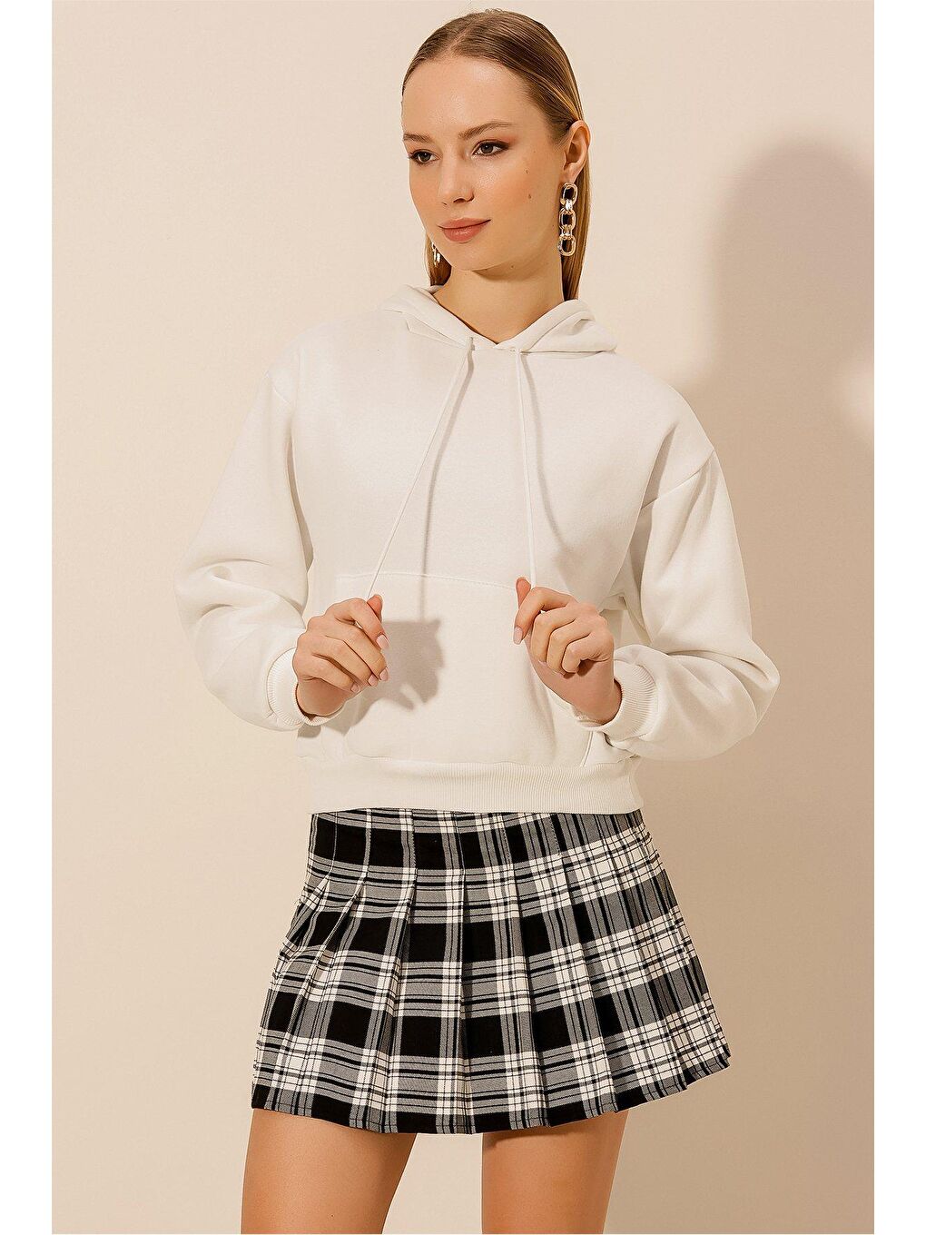 Beyaz Üç İplik Kanguru Cepli Kısa Hoodie