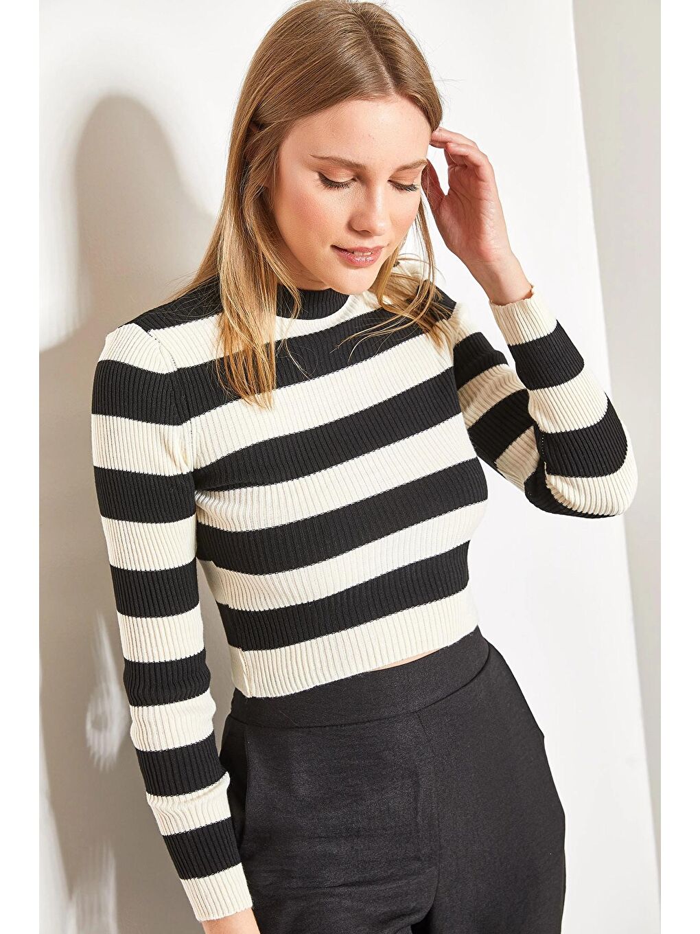 Siyah Kadın Çizgili Yarım Balıkçı Yaka Crop Triko Bluz-2